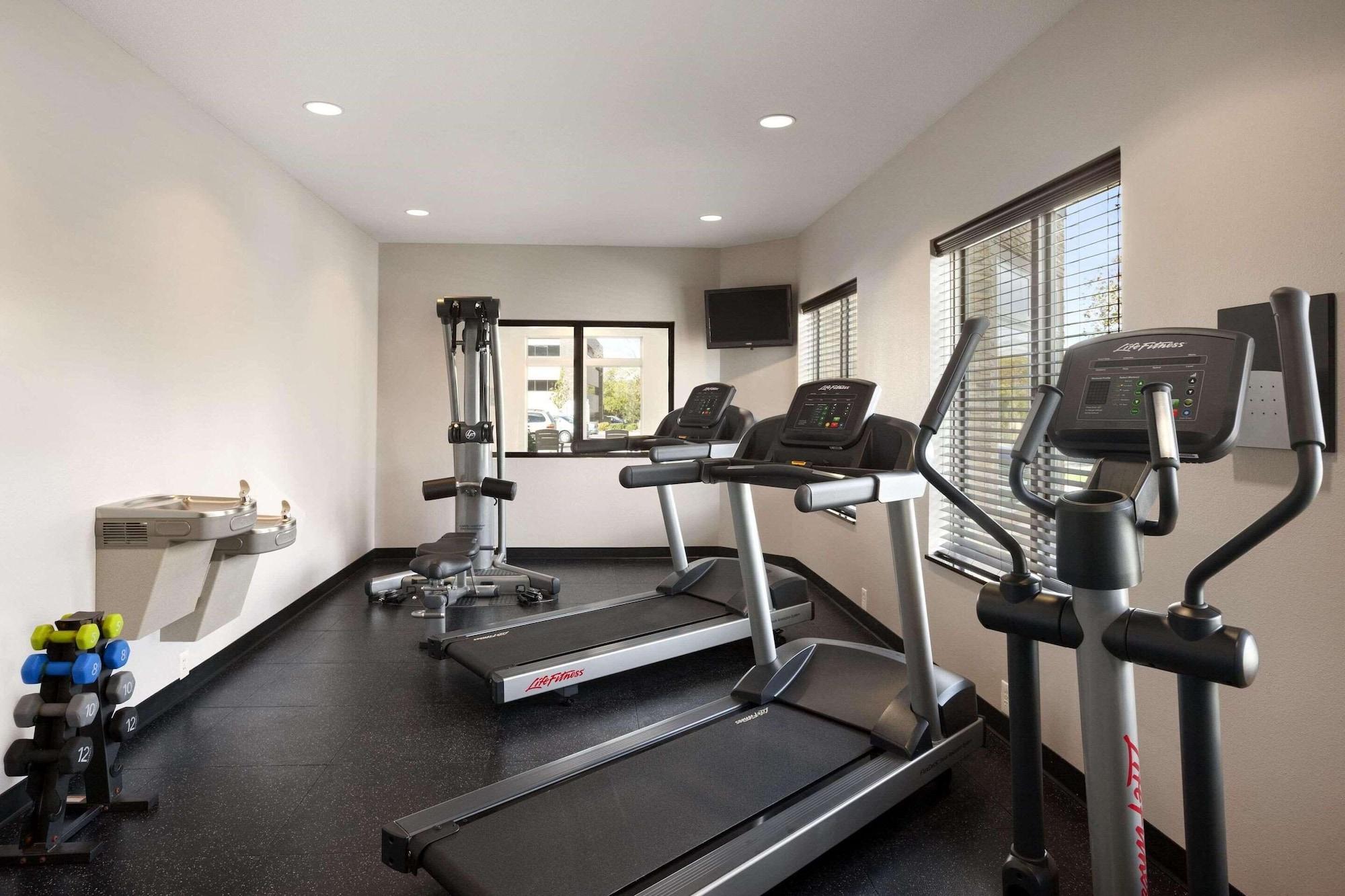 Gimnasio Country Inn & Suites by Radisson, Sevierville Kodak, TN