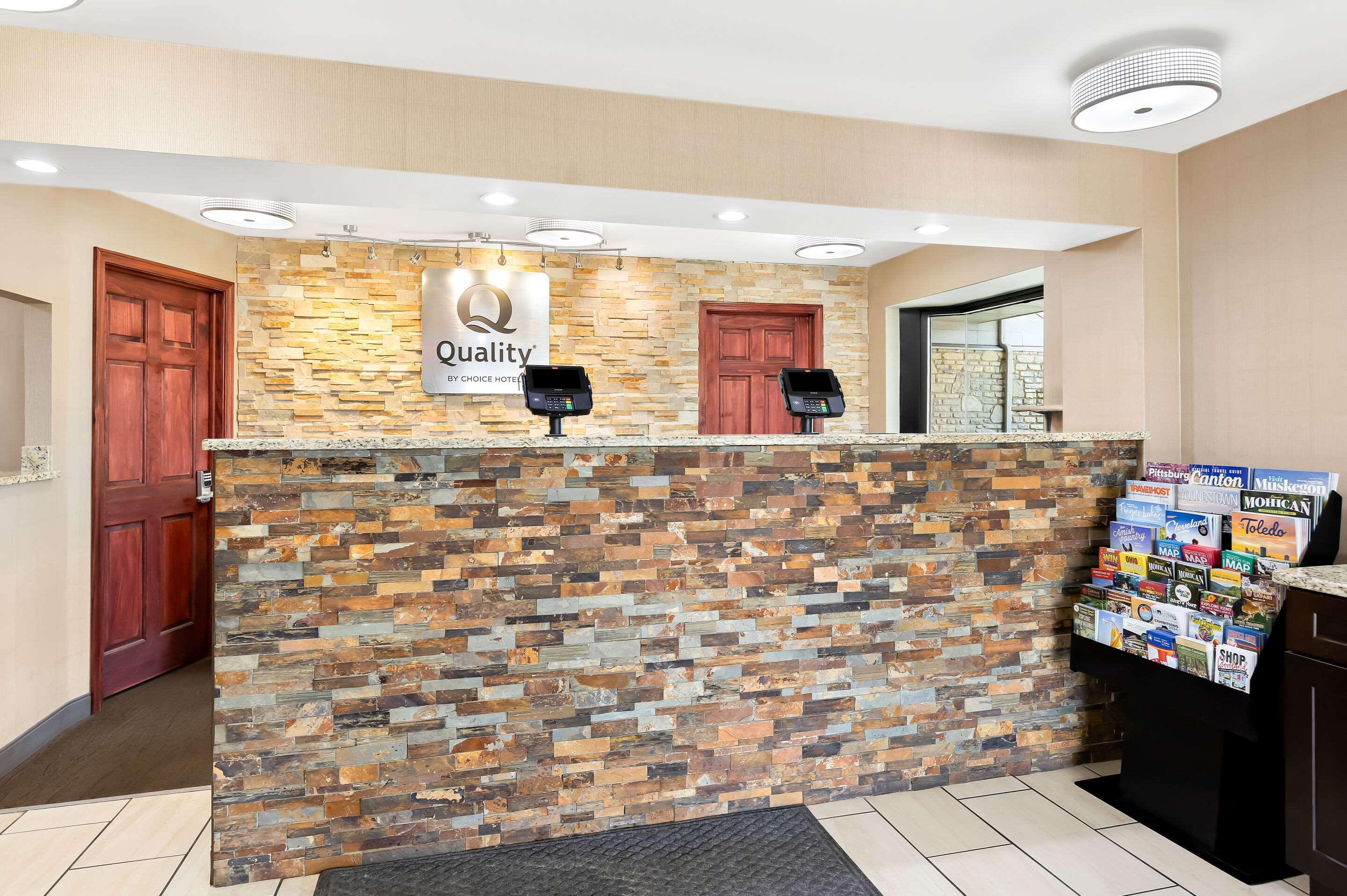 Vista Lobby Quality Inn Cleveland Airport