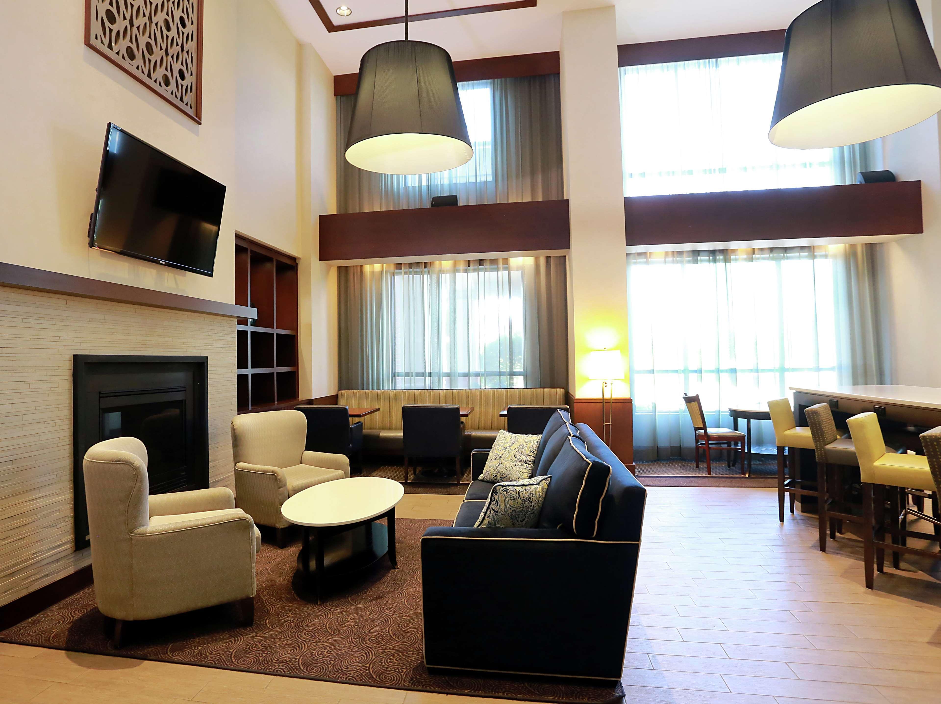 Vista Lobby Hampton Inn & Suites by Hilton Laval