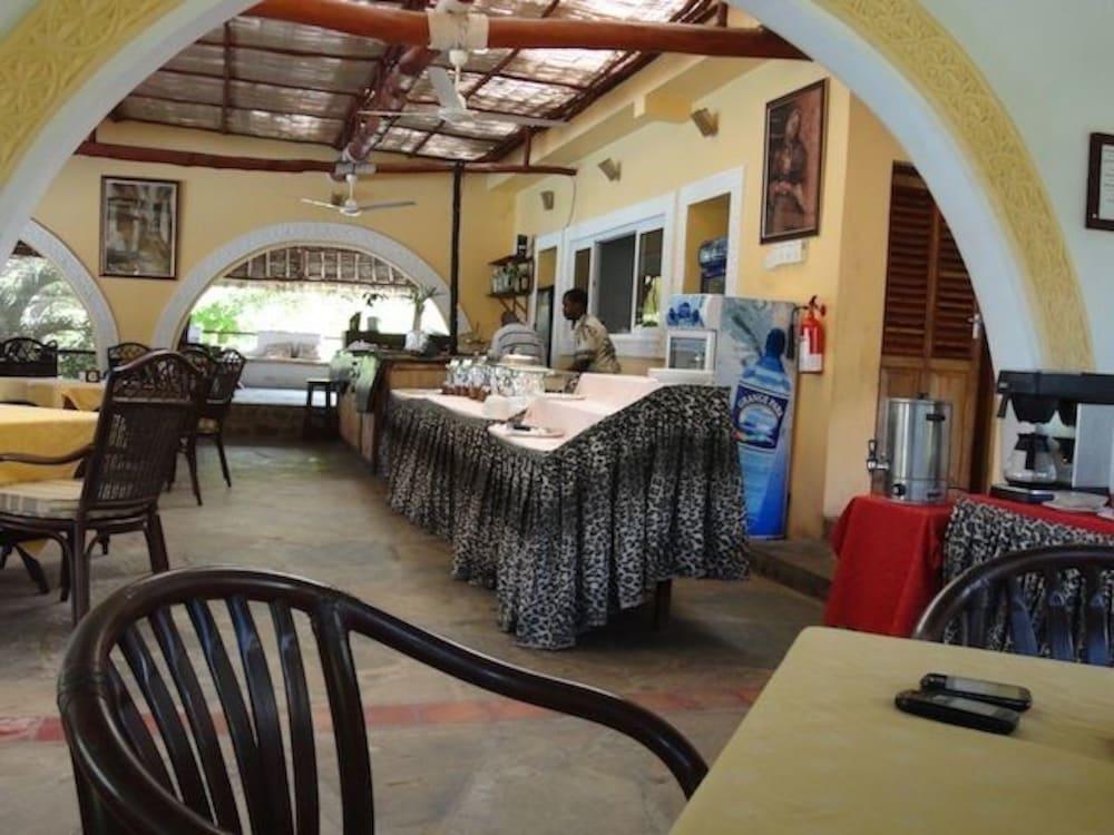 Restaurant HillPark Hotel - Tiwi Beach