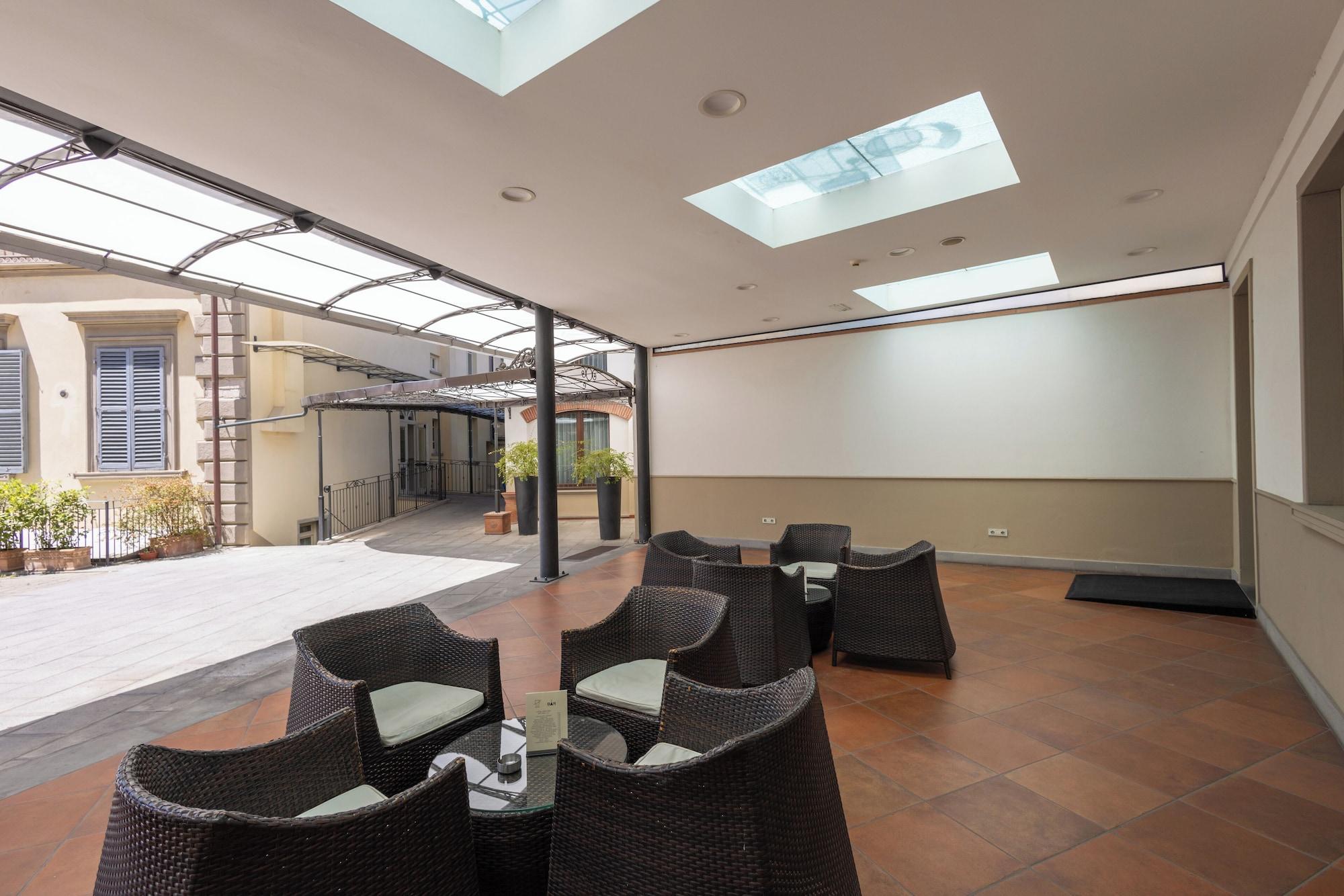 Vista Exterior Hotel Embassy