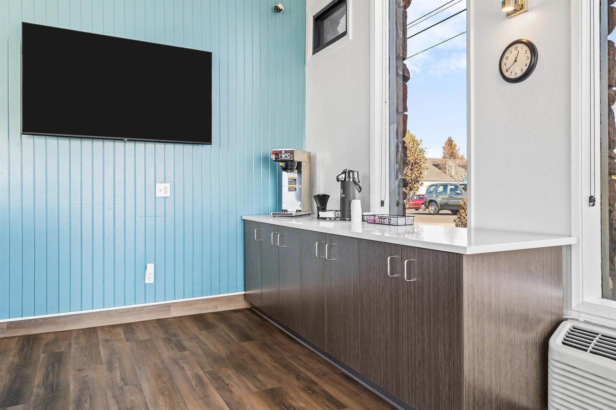 Vista Lobby Bend Inn & Suites