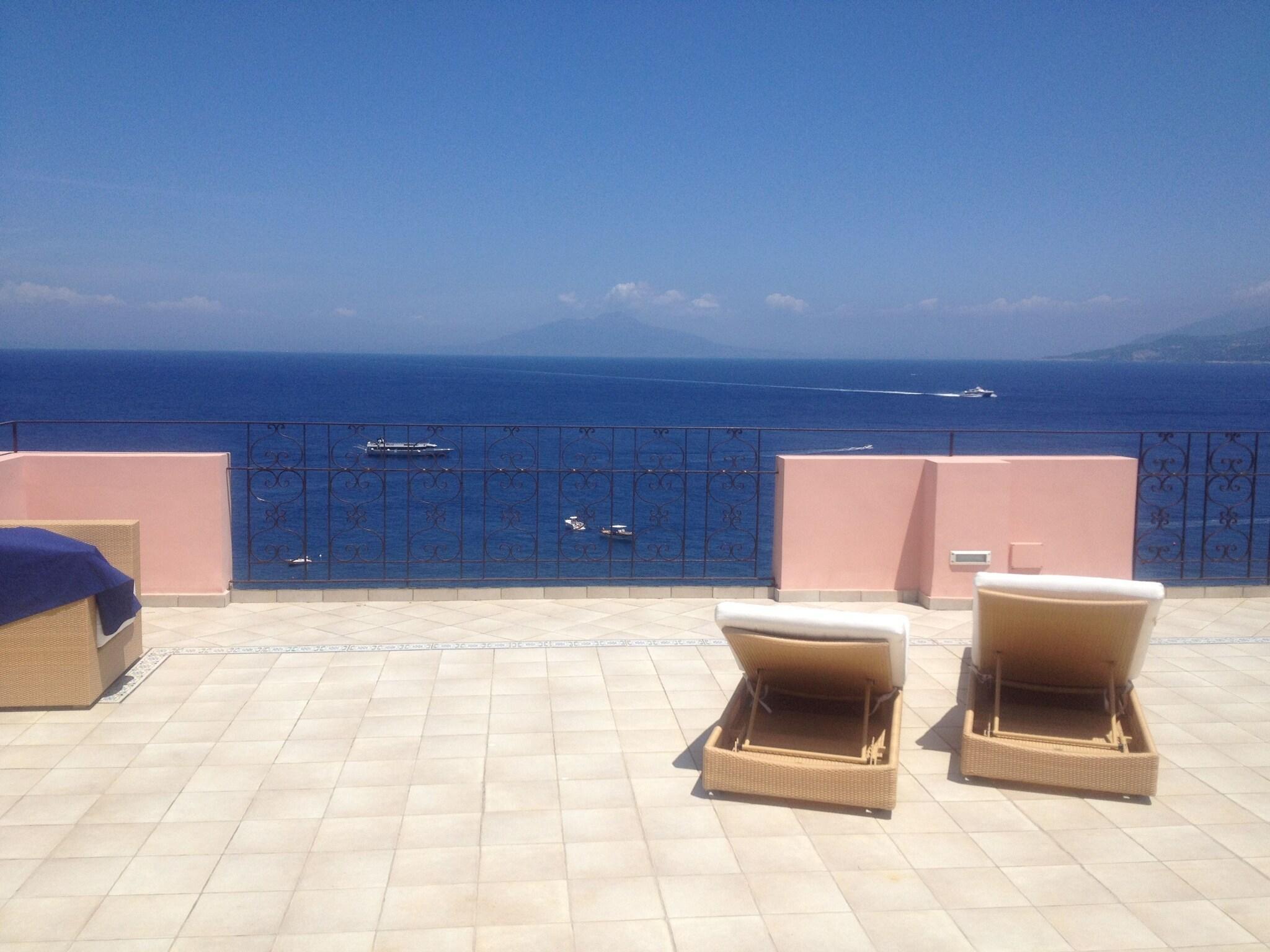 Vista da fachada Capri Inn