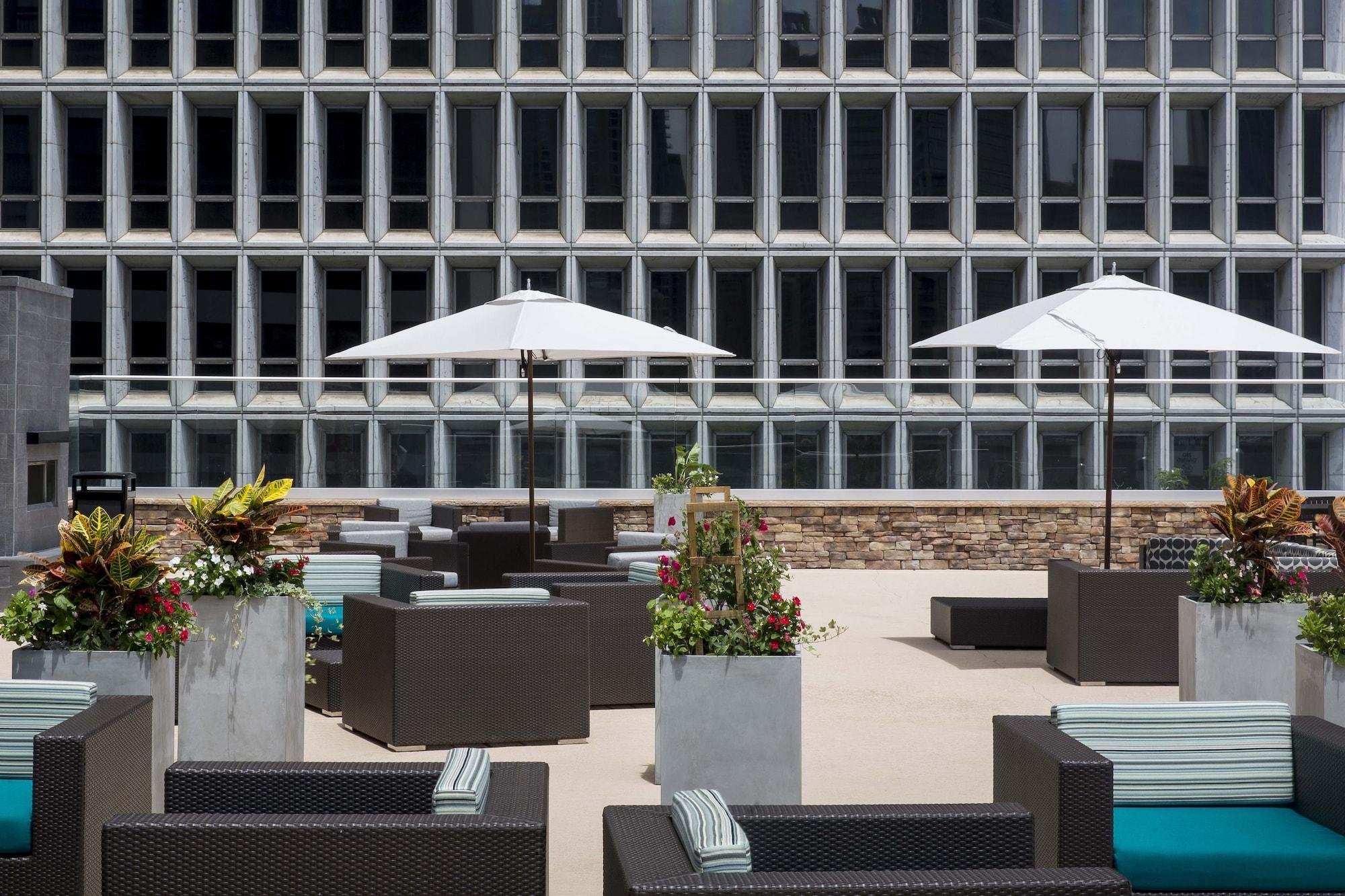 Vista Piscina Crowne Plaza Atlanta - Midtown by IHG