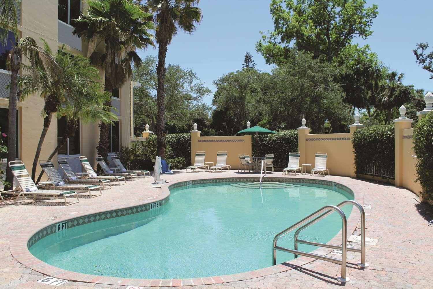 Vista da piscina La Quinta Inn & Suites Sarasota