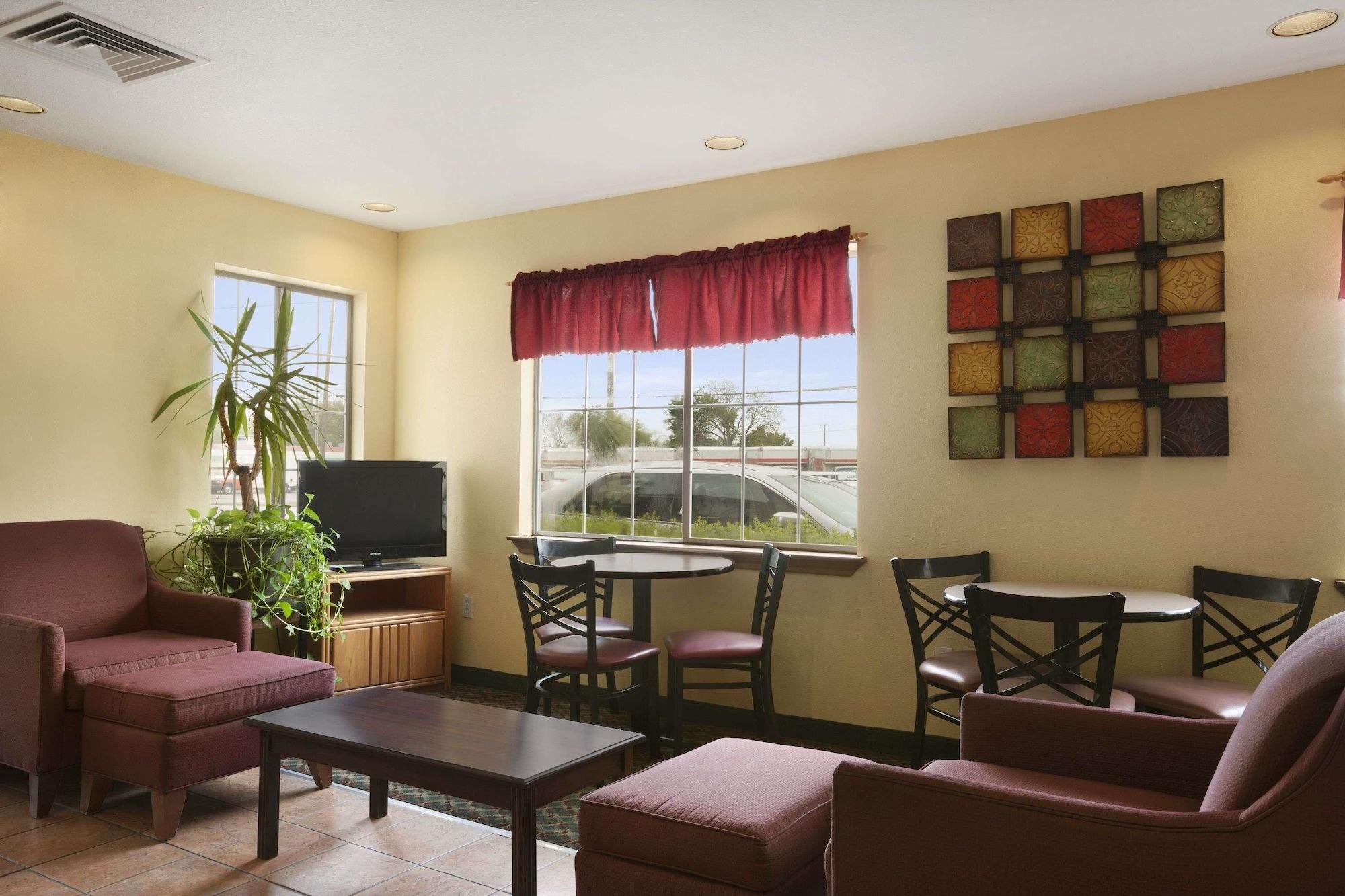 Restaurant Howard Johnson by Wyndham Grand Prairie Near Lone Star Park