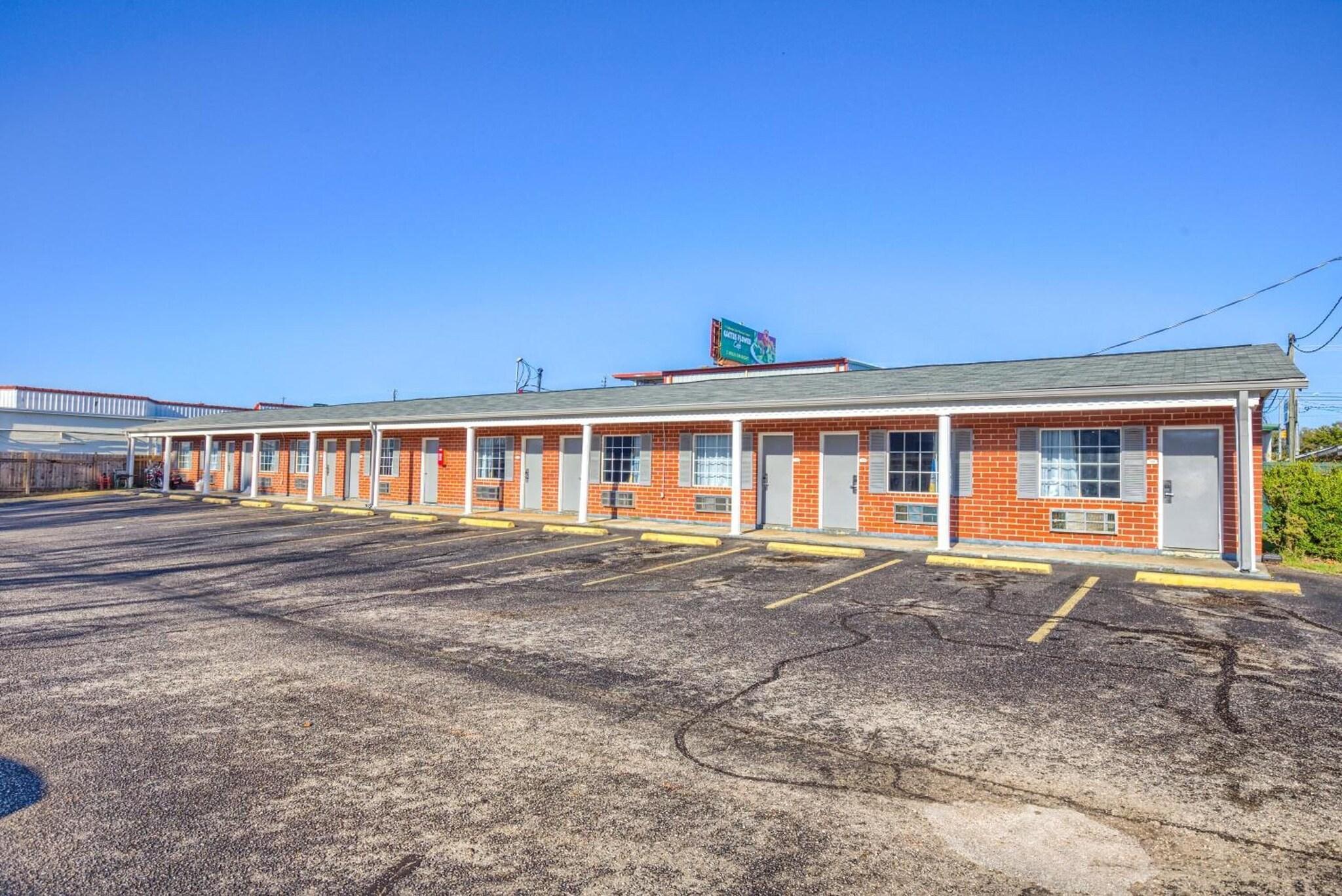 Vista Exterior Adams Inn