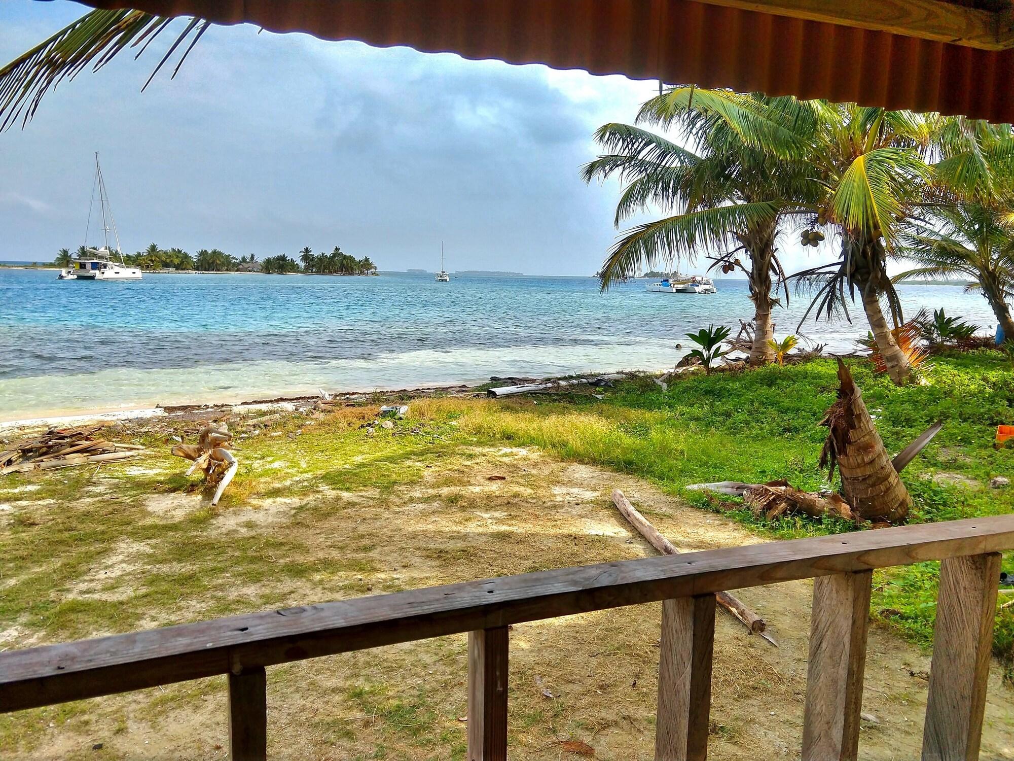 Playa Private wood Cabins on San Blas island - private bathroom