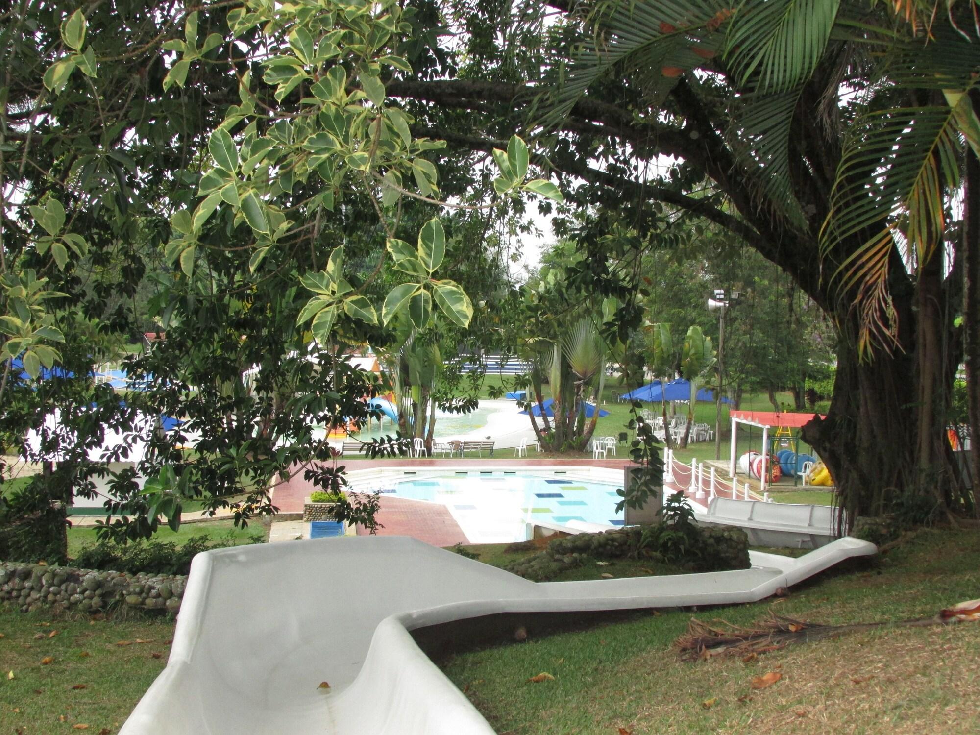 Vista Piscina Lake House Resort