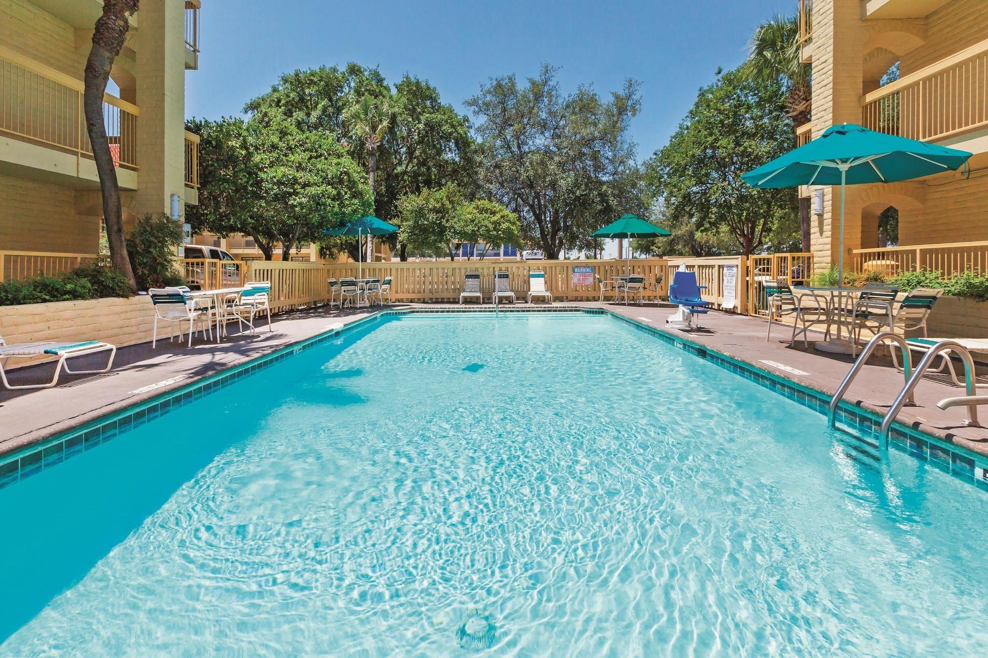 Vista da piscina Hotel Super 8 by Wyndham San Antonio Near SeaWorld Ingram Park