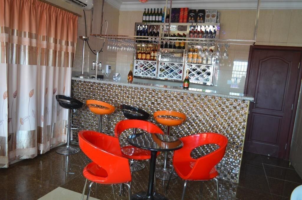 Bar/Salón Precious Guest lodge