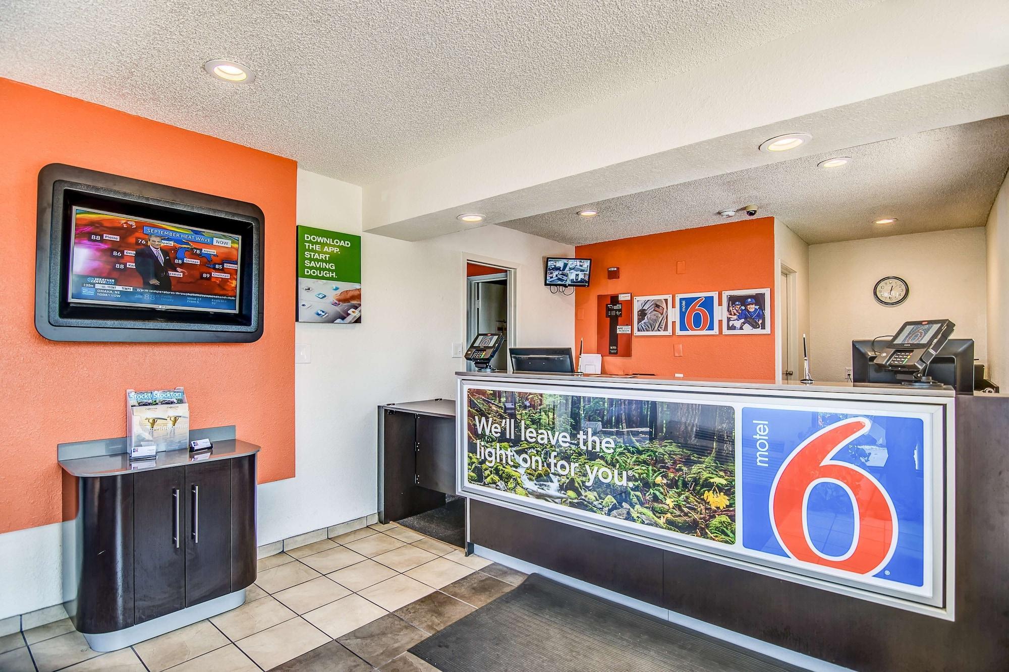 Vista Lobby Motel 6 Stockton, CA - Charter Way West