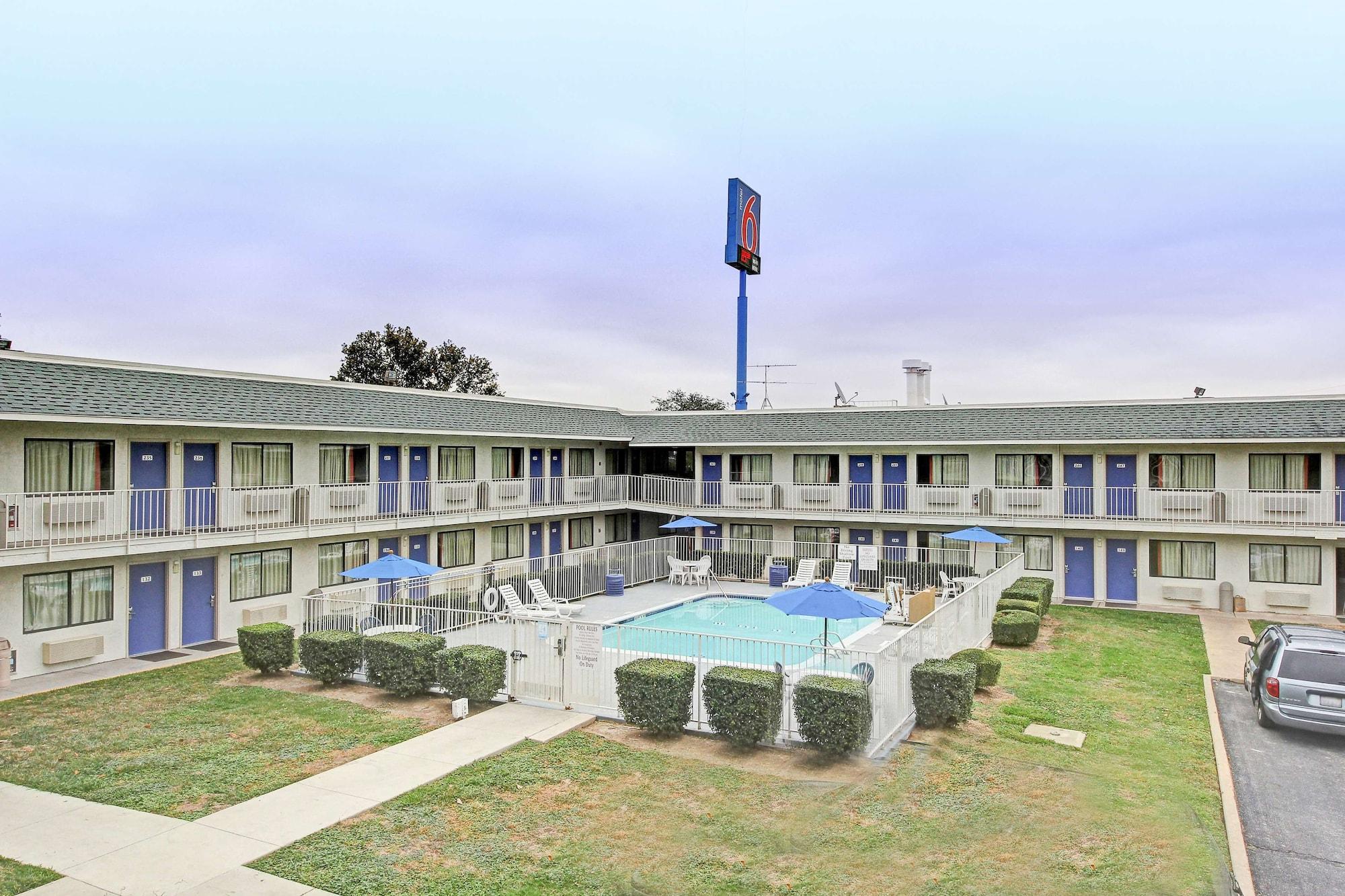 Varios Motel 6 San Marcos, TX