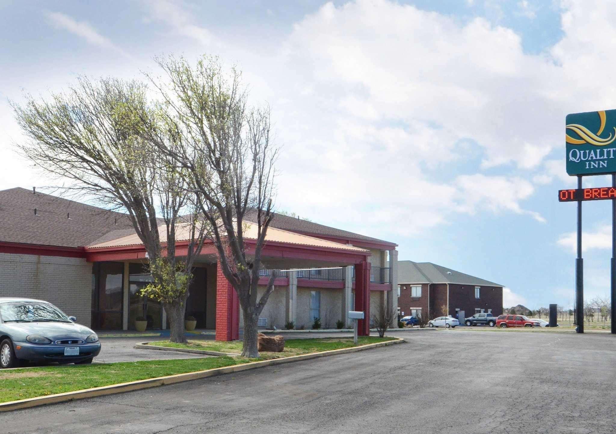 Vista Exterior Quality Inn Plainview