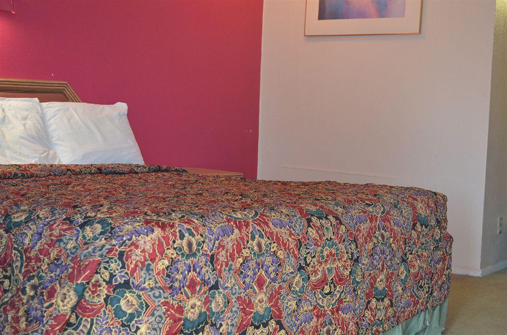 Habitación Rodeway Inn & Suites Raton