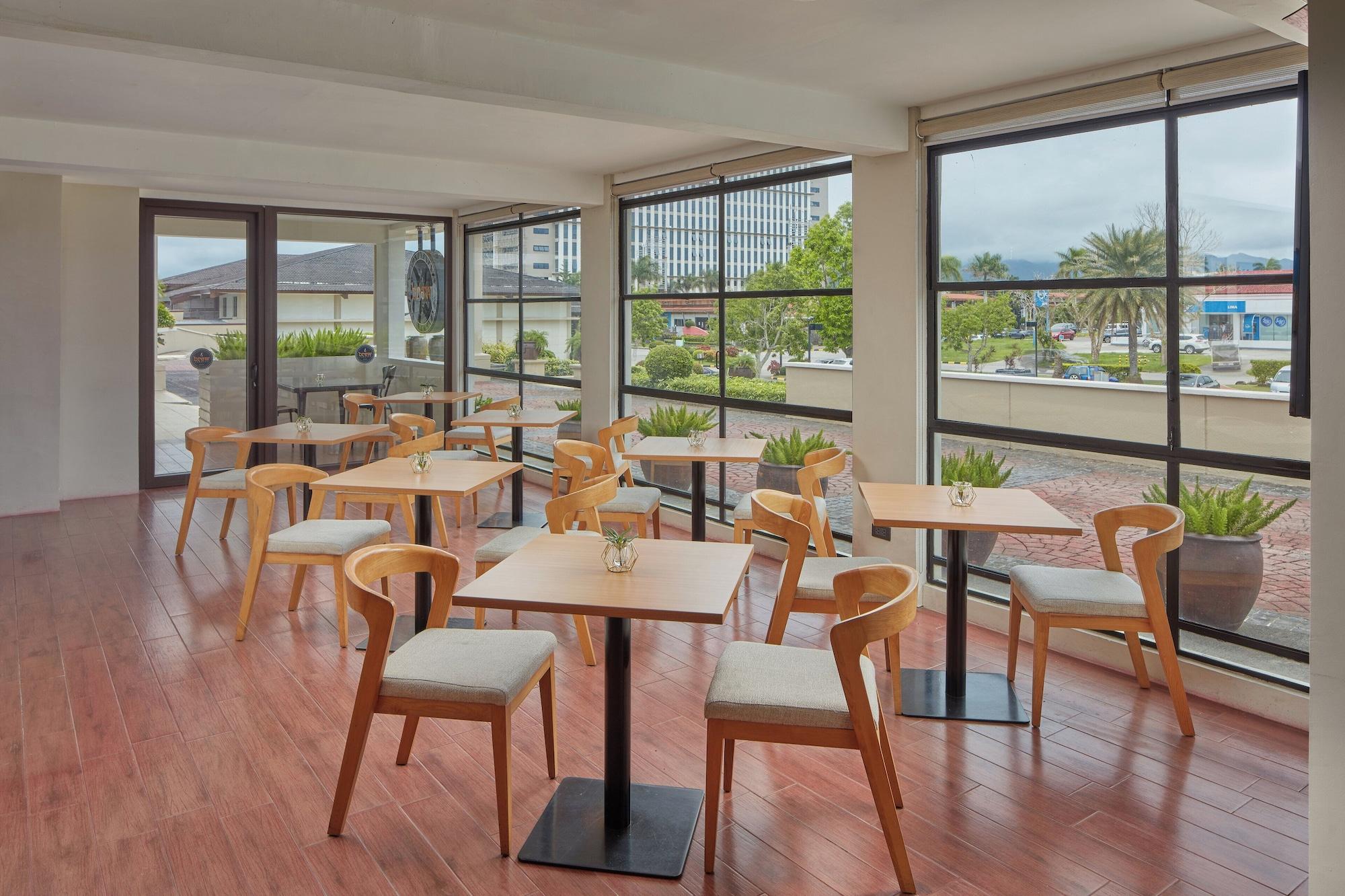Bar/Salón Holiday Inn & Suites Batangas Limapark by IHG