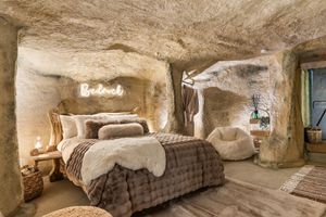 Alquiler Vacacional - Bedrock – A Flintstone-Inspired Cave Stay