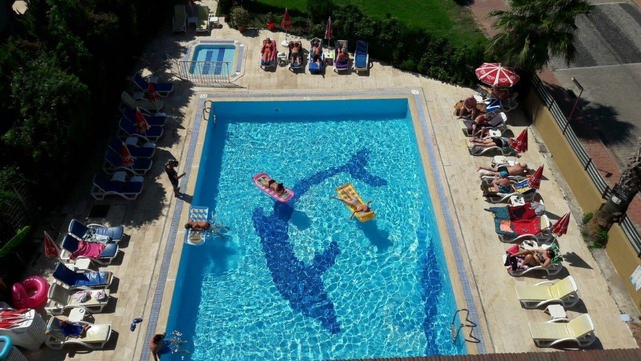 Vista Piscina Albatros Apartments
