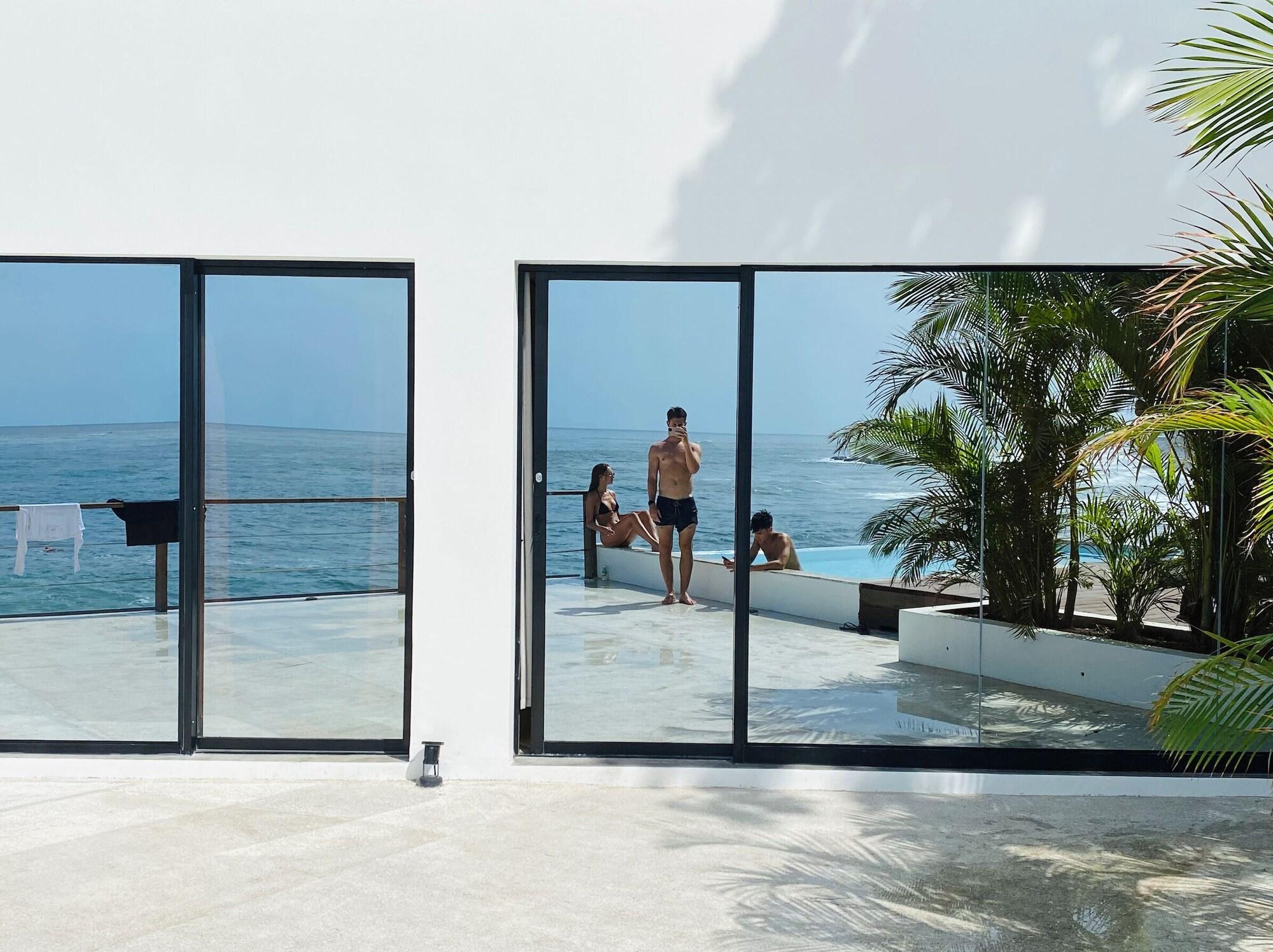 Vista Exterior Laola Surf Camp