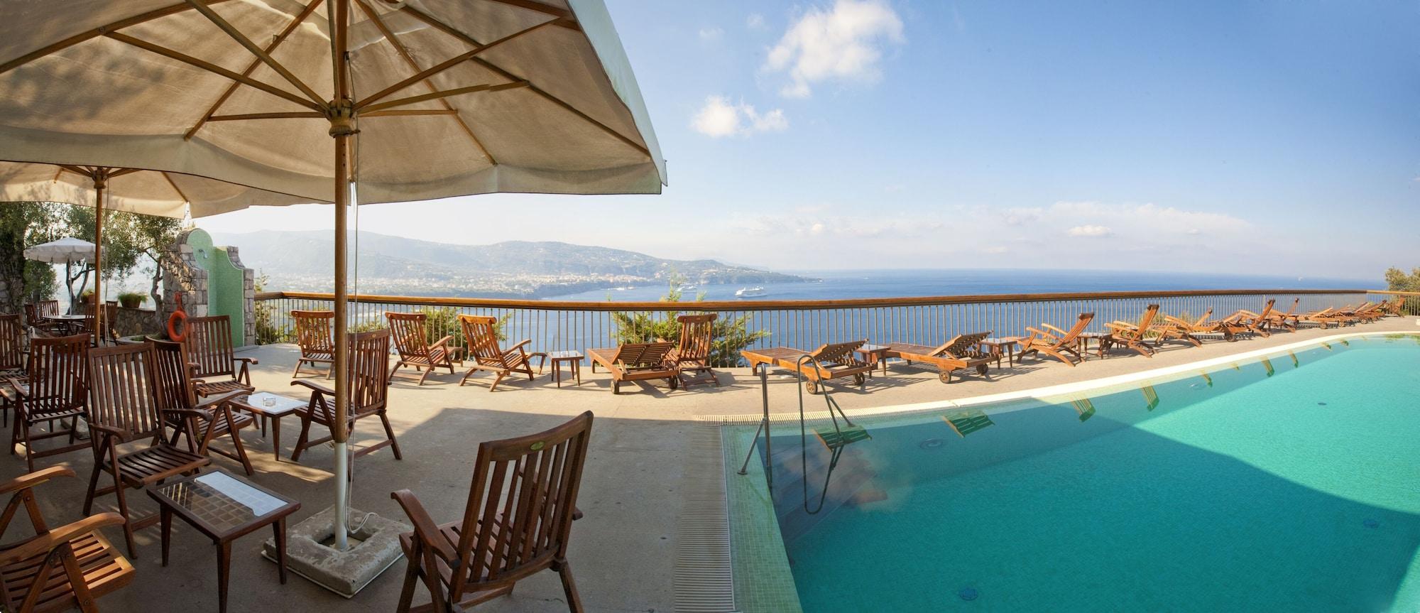 Vista Piscina Hotel Mega Mare