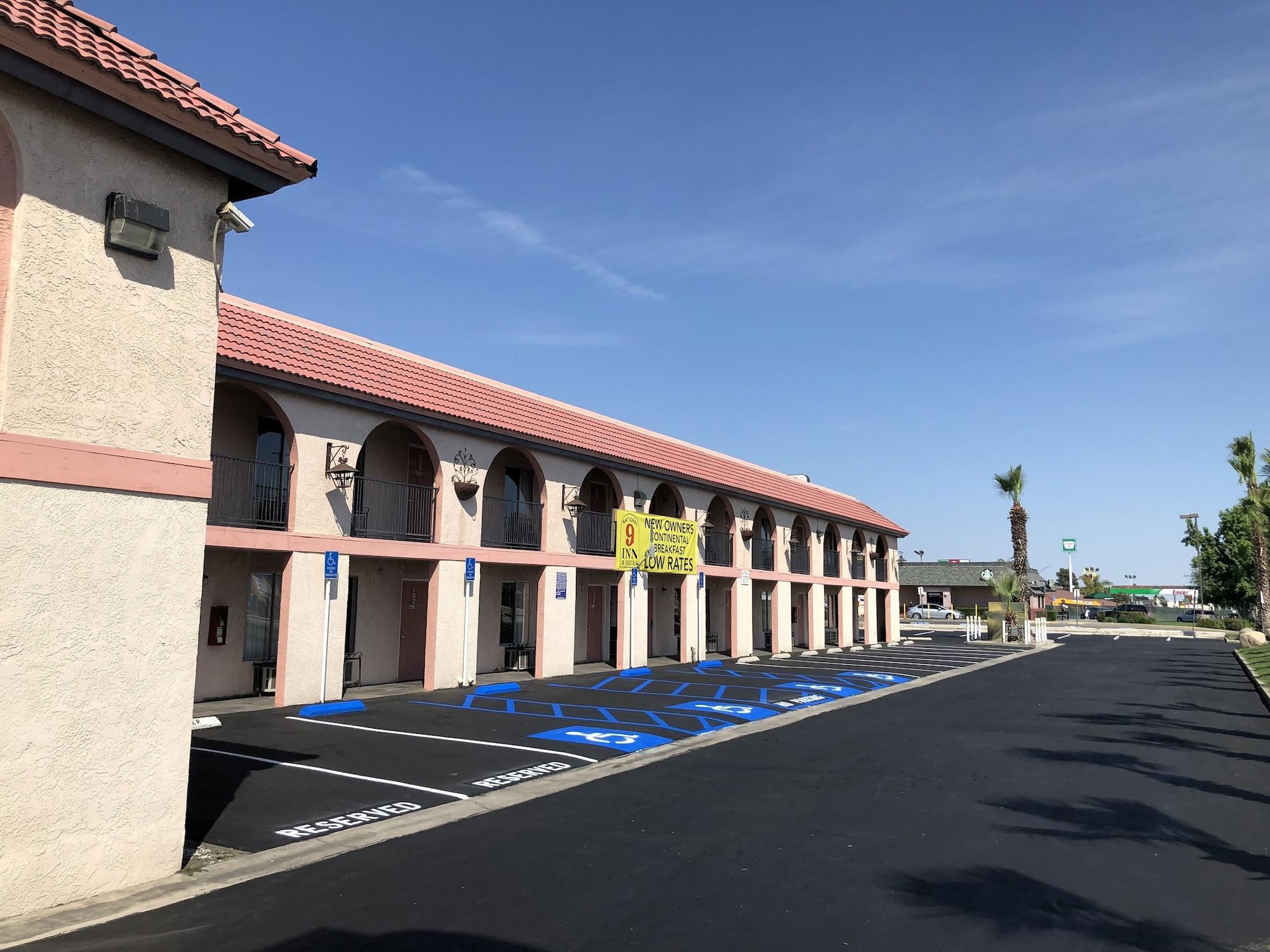 Vista Exterior National 9 Inn
