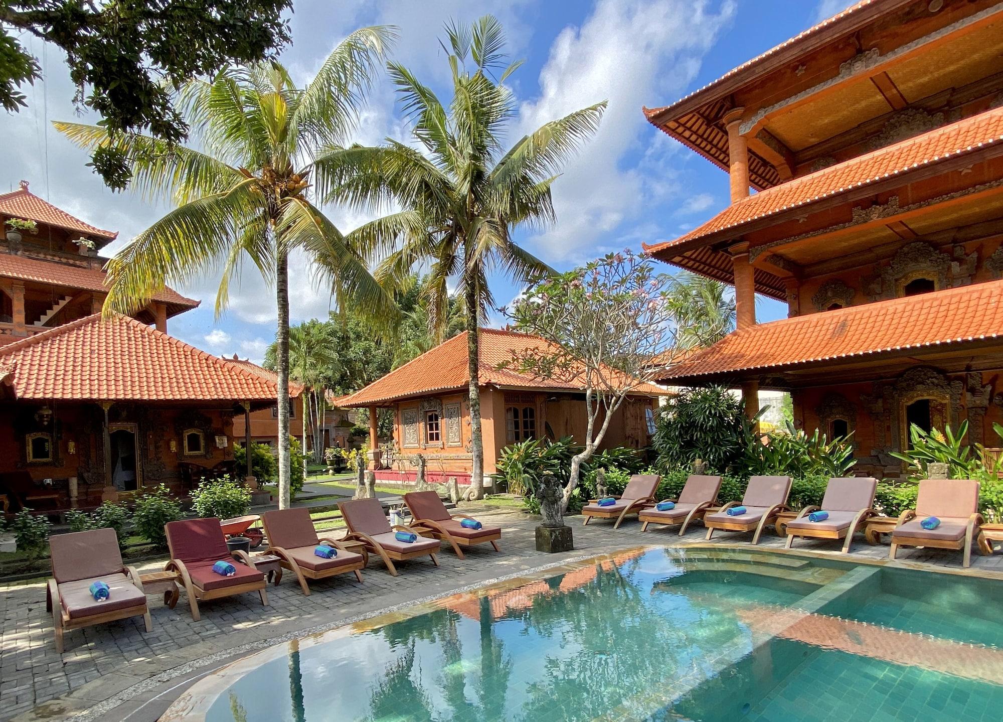 Vista Exterior Gayatri