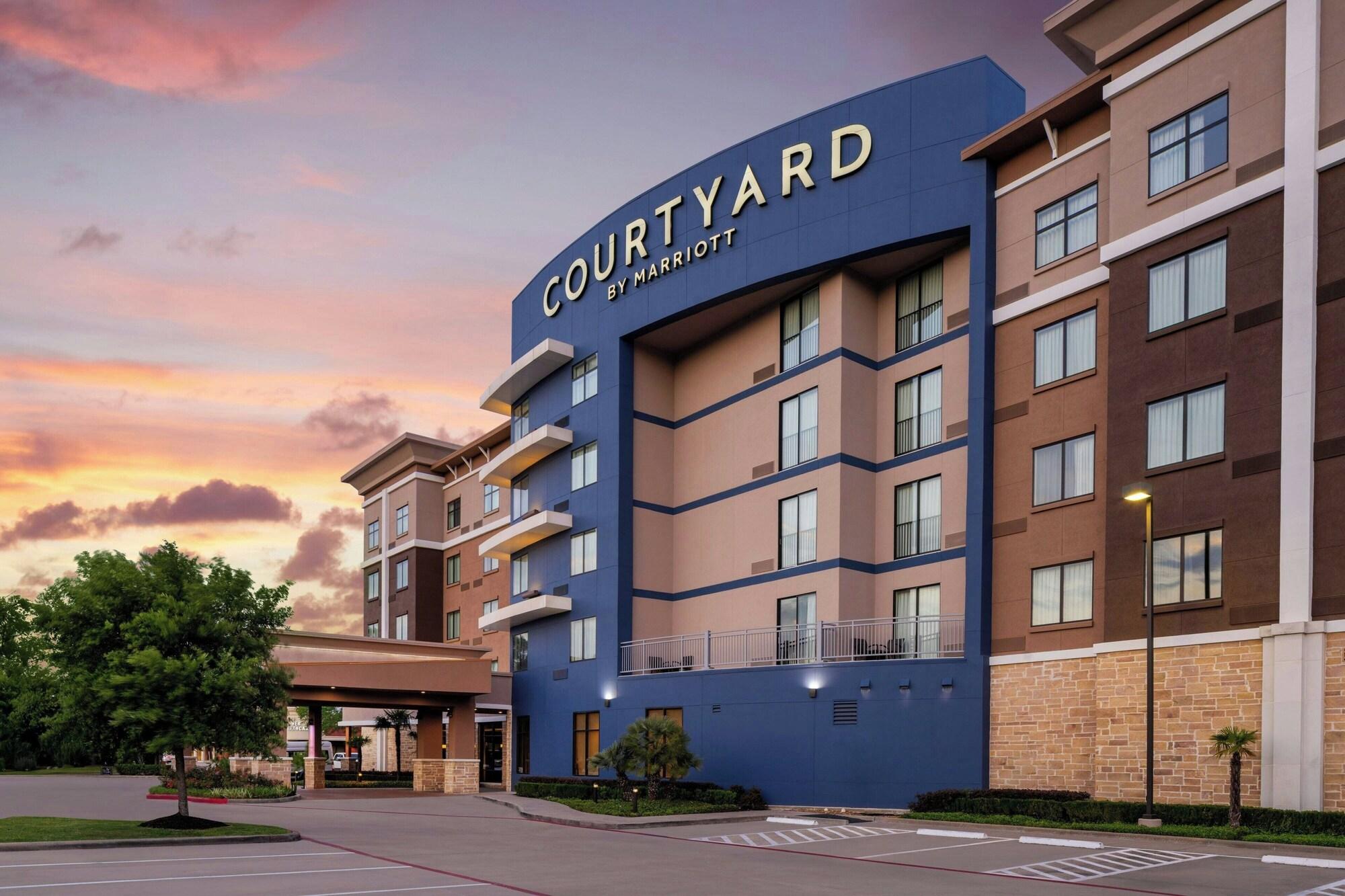 Vista Exterior Courtyard Houston Kingwood