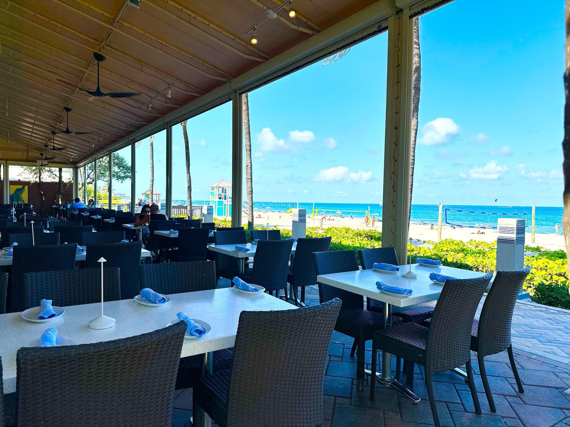 Bar/Salón Club Lux Resort By the Beach