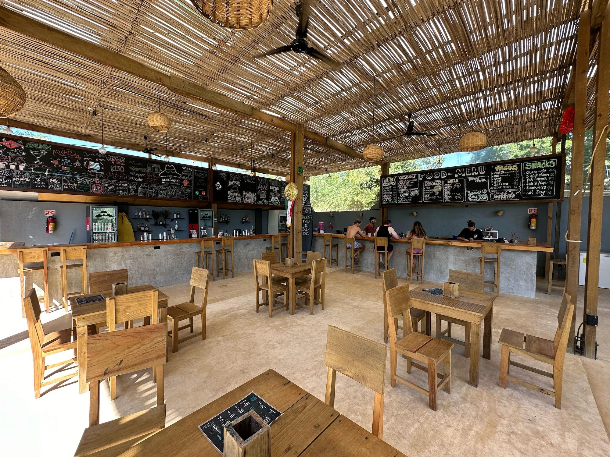 Restaurant Straw Hat Surf Hostel