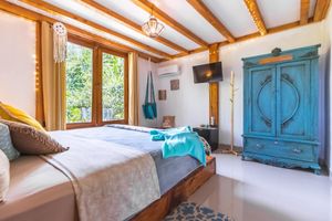 Alquiler Vacacional - Magical 4 Bedroom Jungle Paradise w/ Luxury Pool only 1 mile from Beach & Town!