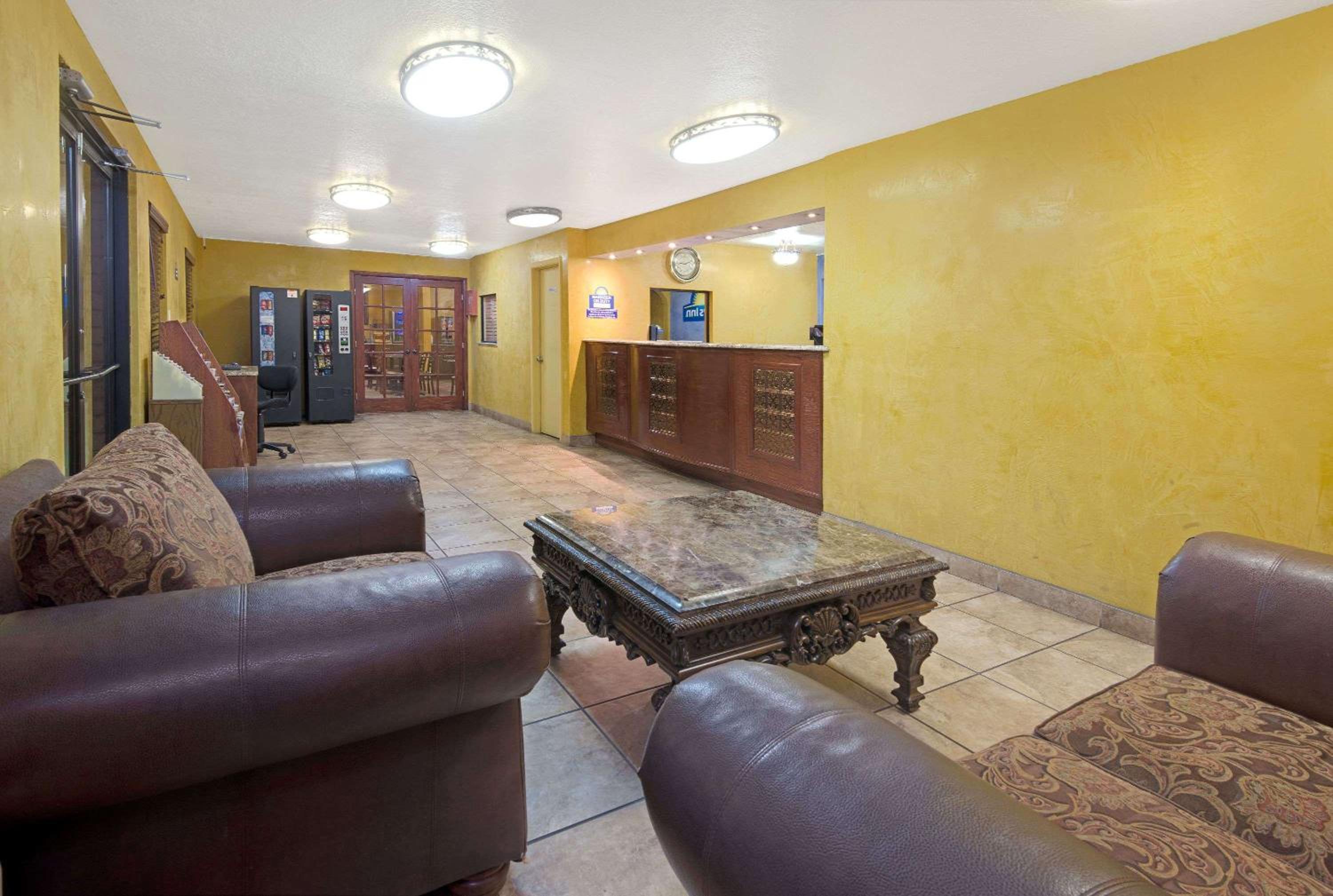 Vista Lobby Days Inn by Wyndham East Albuquerque