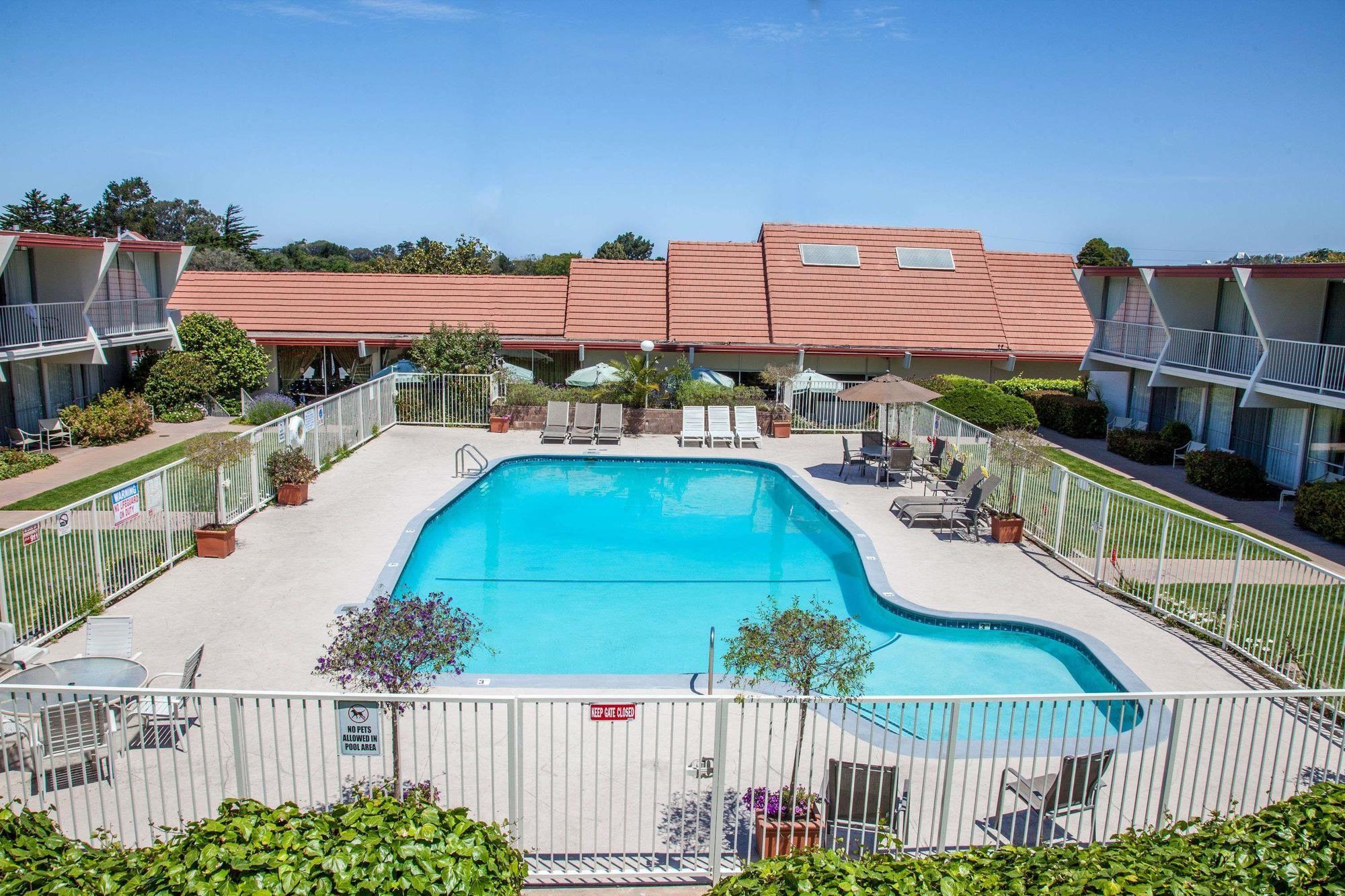 Vista da piscina Travelodge by Wyndham Monterey Bay