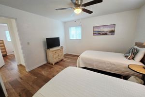 Alojamiento - Charming 3-bedroom house in Oak Hill with a Pool and Pond