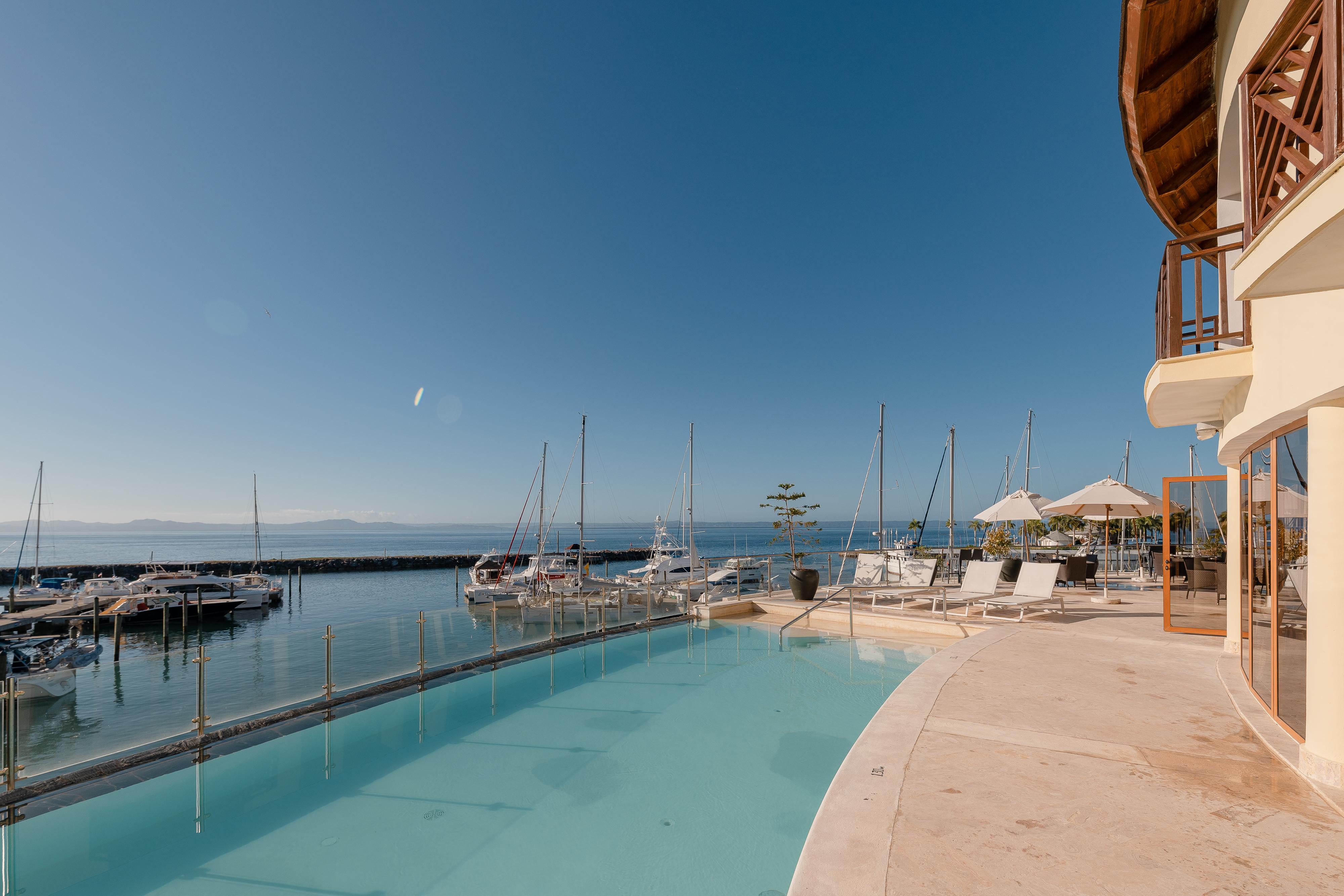 Vista Piscina Bannister Hotel &  Yacht Club