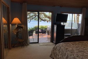 Alquiler Vacacional - Spectacular Lakefront Cabin On Secluded Lake Kerr - 80 miles North of Orlando
