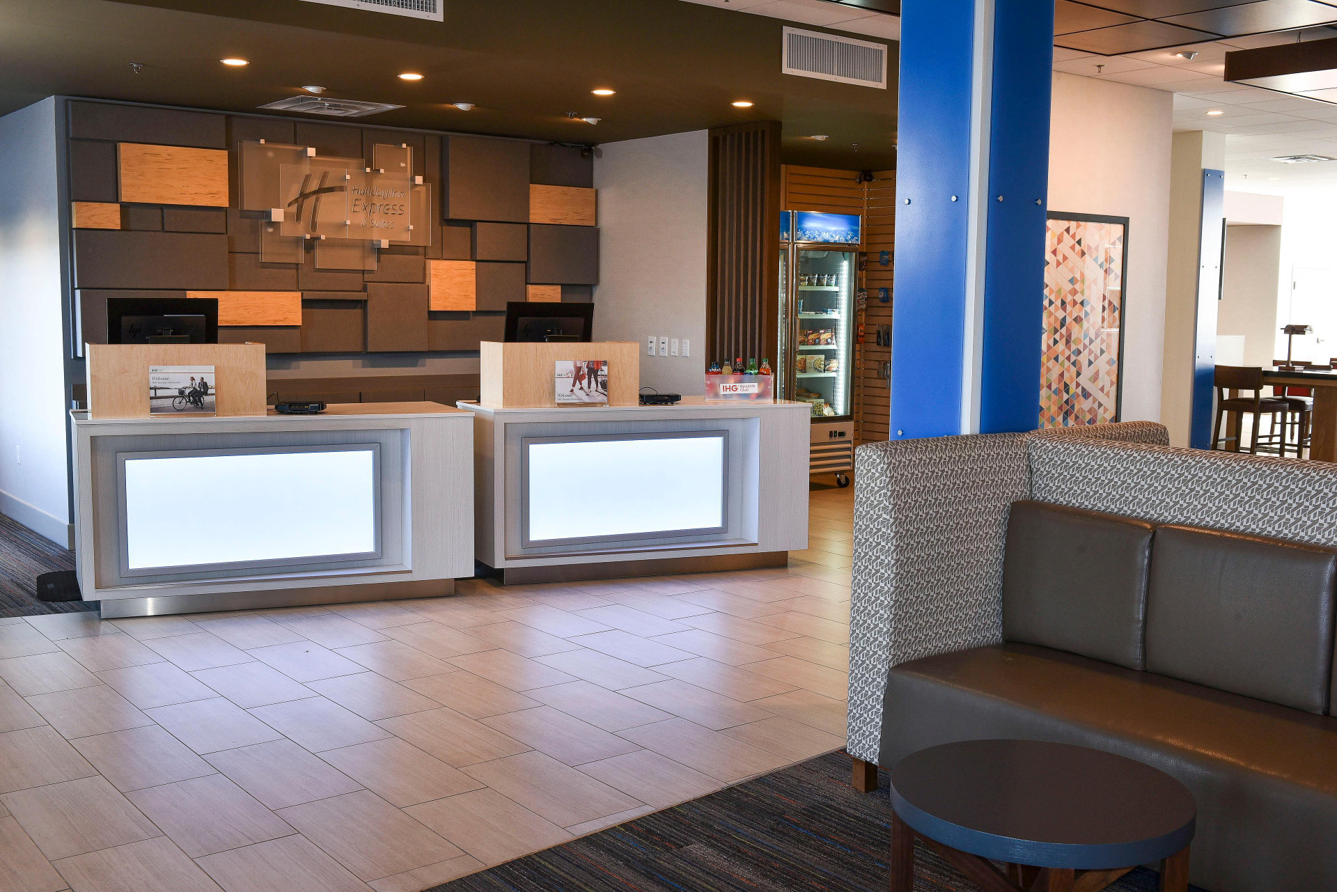Vista Exterior Holiday Inn Express and Suites MADISONVILLE