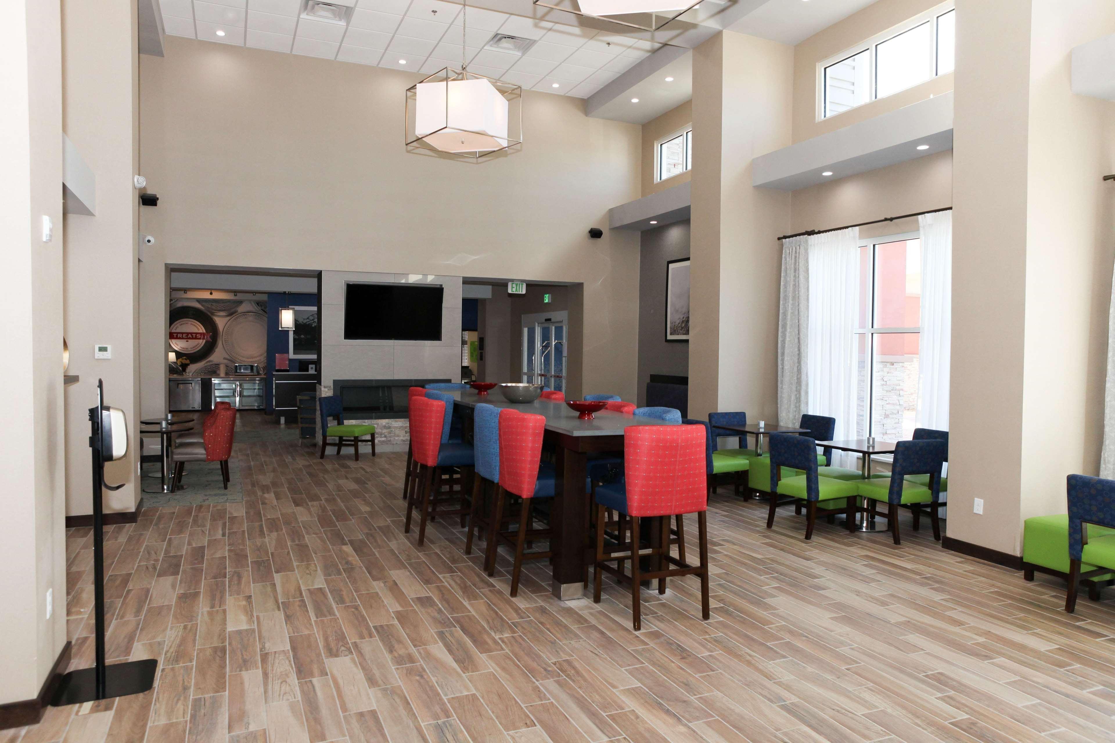 Vista Lobby Hampton Inn & Suites Lafayette Medical Center, CO