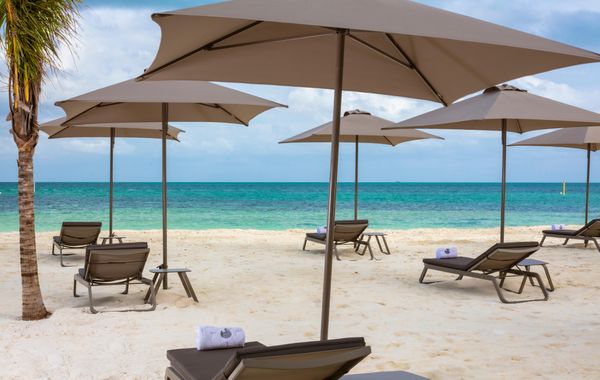 SLS Cancun - Hoteles cerca de Playa Langosta en Cancún