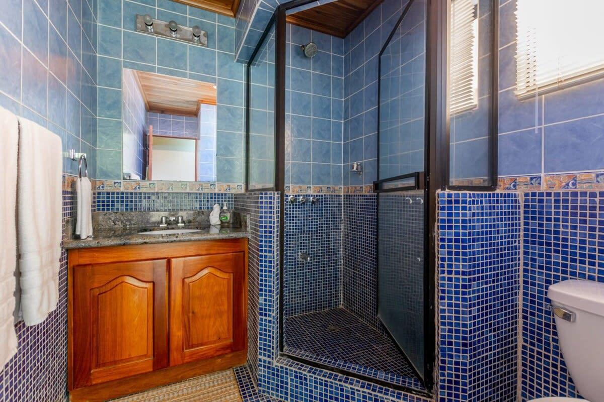 Baño Warm interiors and orange hues on ground floor in front of beach in Flamingo