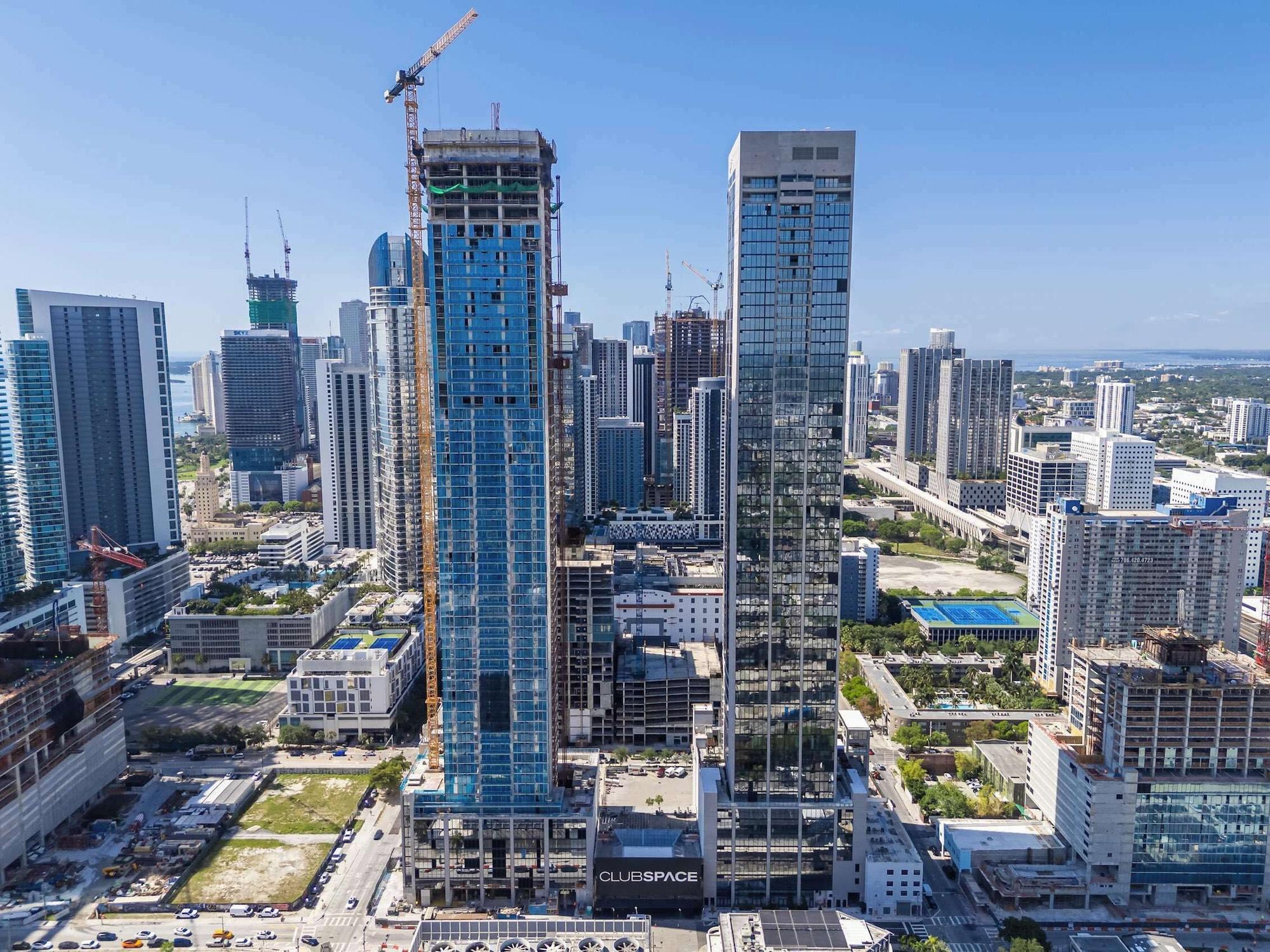 Vista Exterior Pied A Terre With Roof Pool