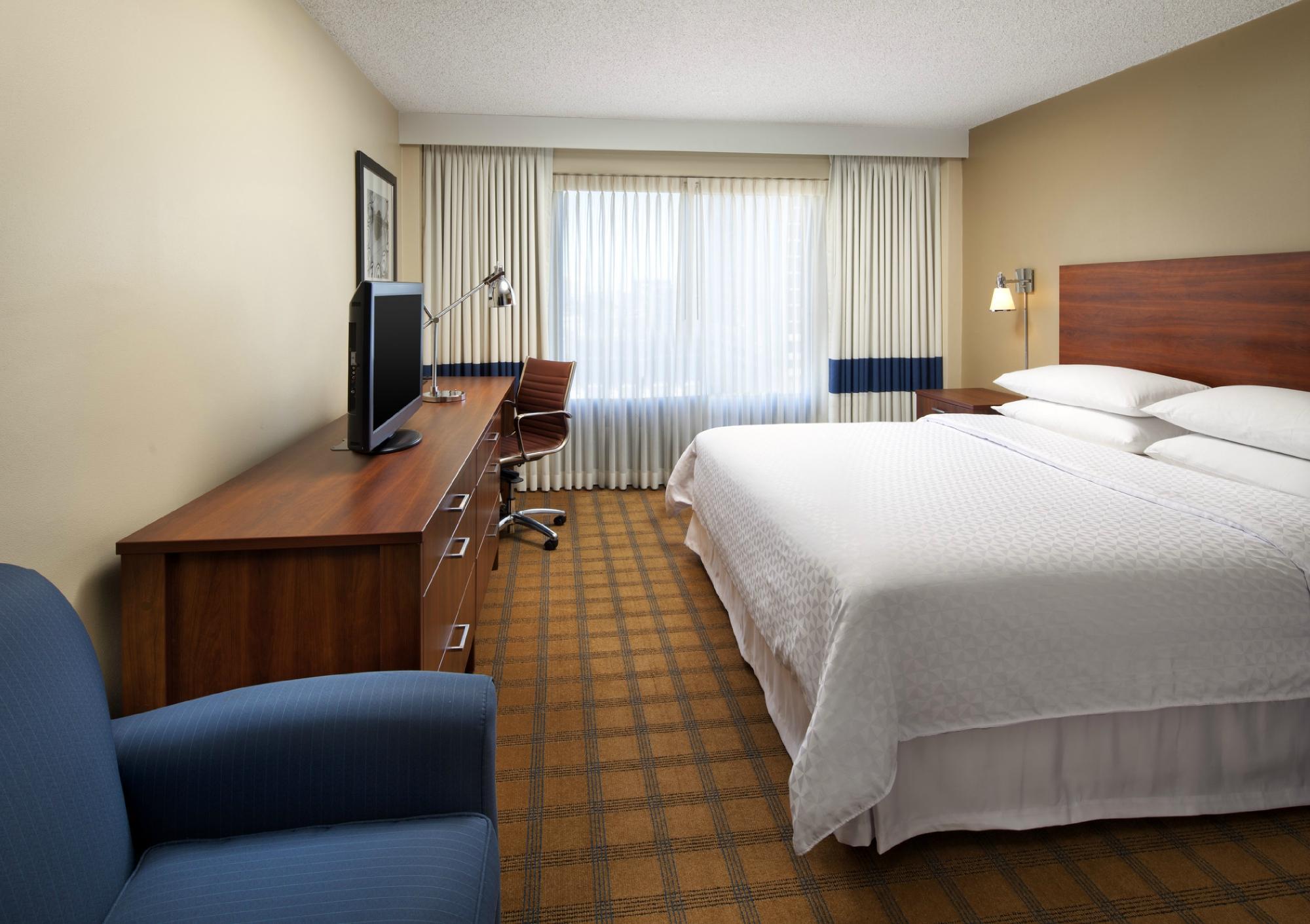 Guest room Four Points by Sheraton Los Angeles International Airport