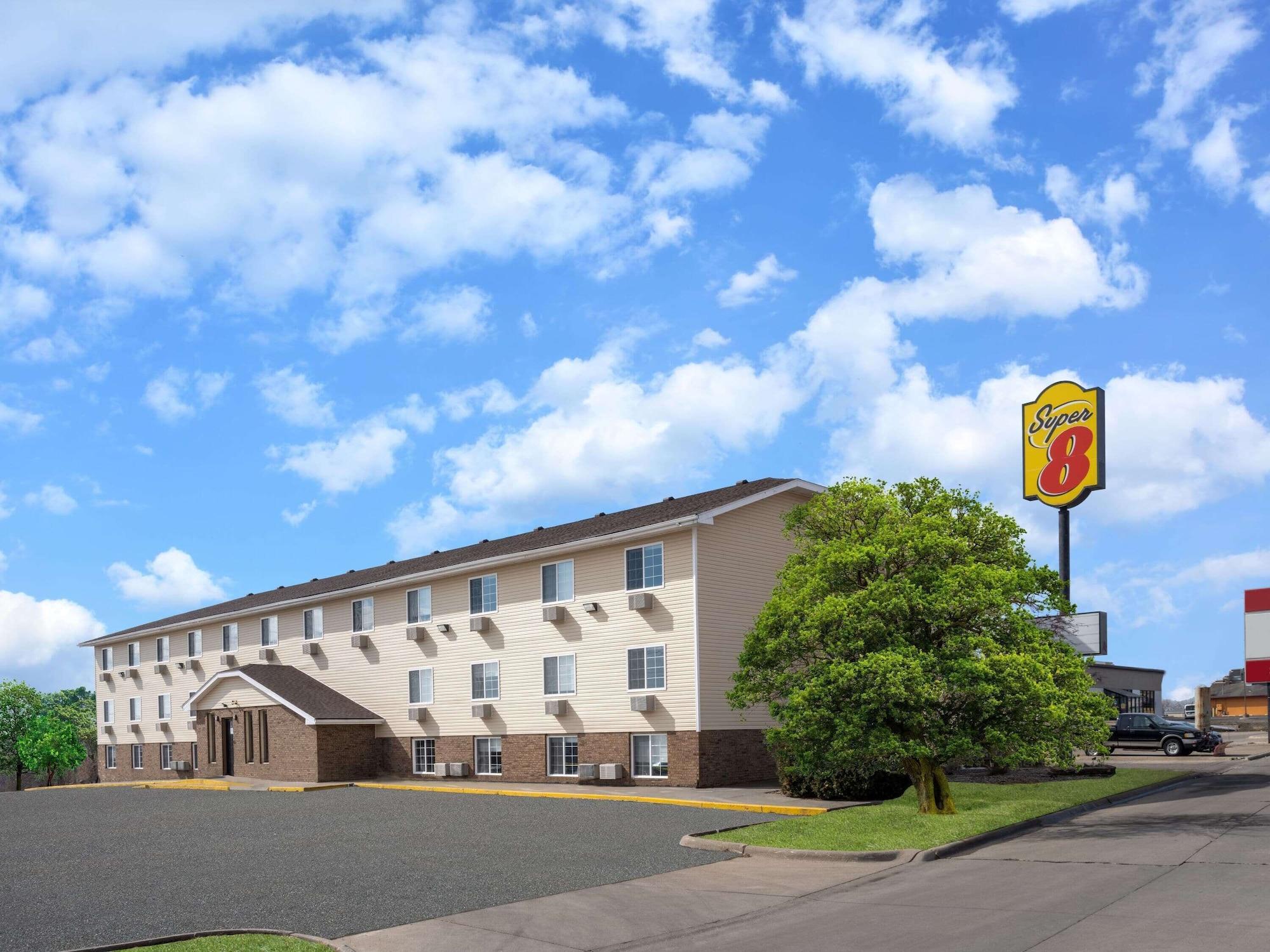 Varios Super 8 by Wyndham Clinton