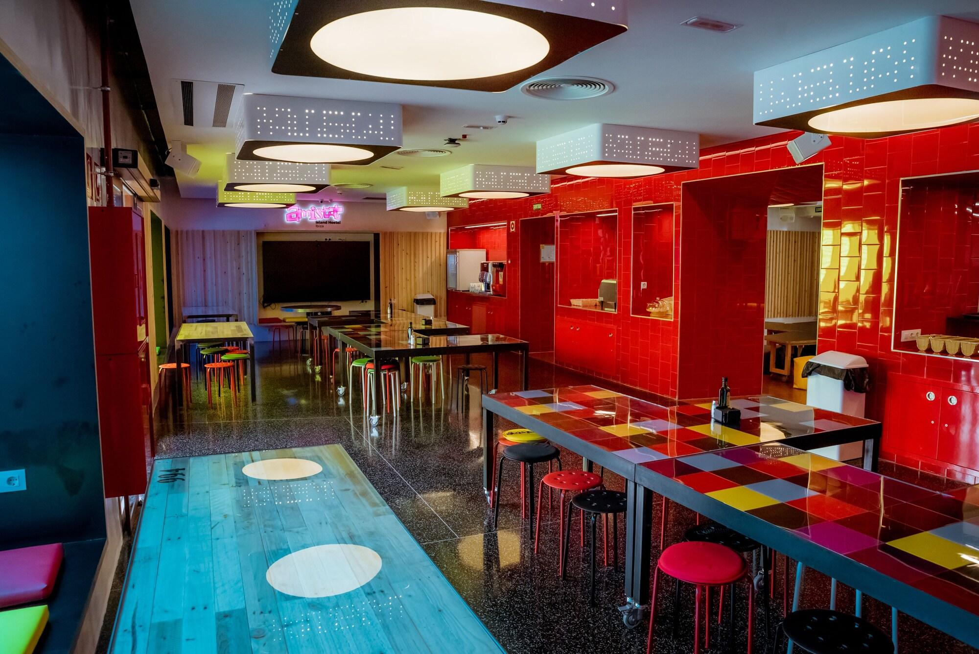 Restaurant AMISTAT Island Hostel Ibiza - ALBERGUE JUVENIL