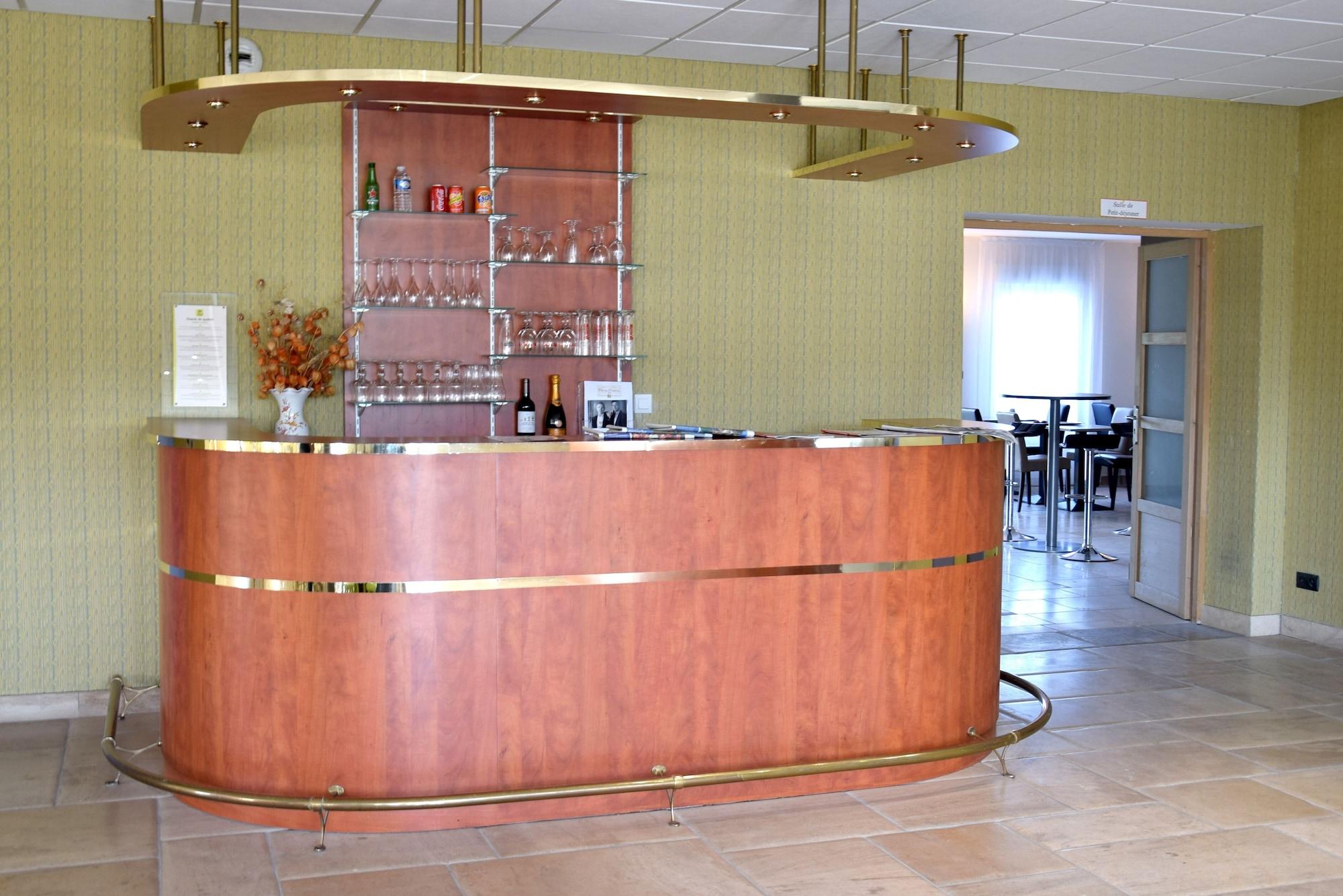 Bar/Salón Logis De France Des Sources