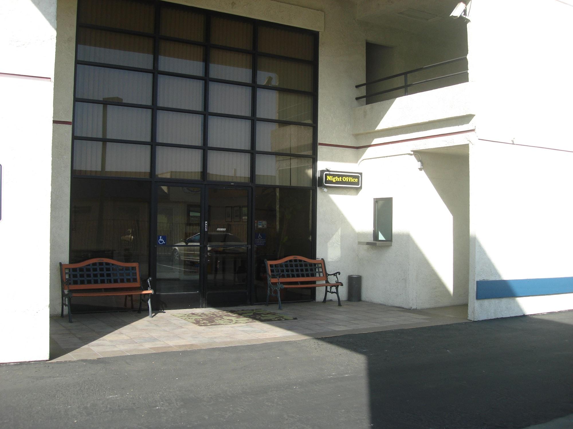 Vista Exterior Studio 6 Bakersfield, CA - South