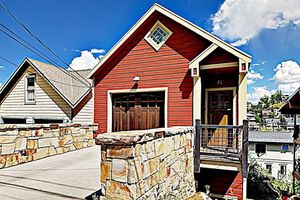 Alquiler Vacacional - CLEAN Fabulous Private Luxury w Views, steps to ski slopes & main st, hot tub