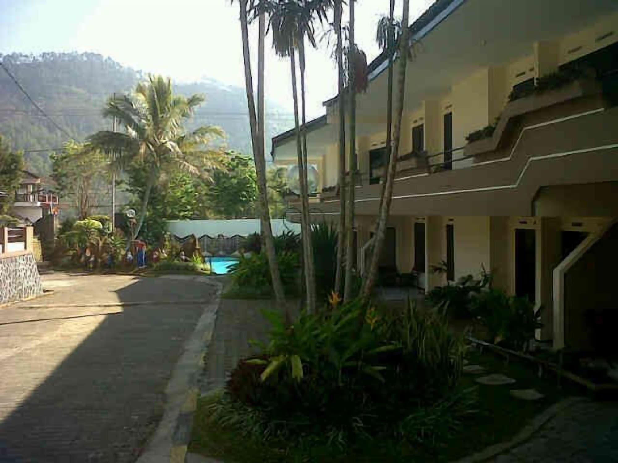 Varios Hotel Nirwana Batu