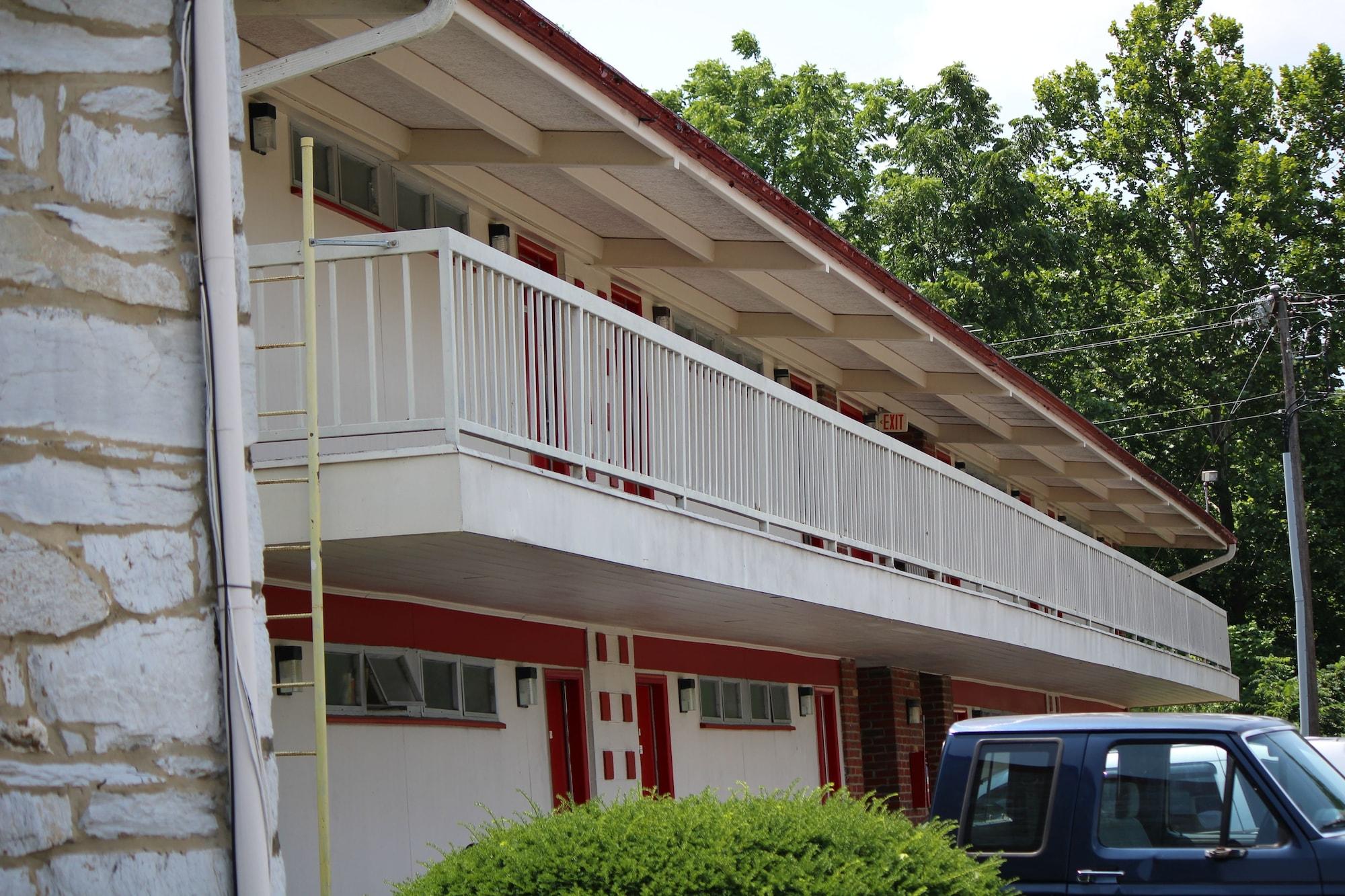 Vista Exterior Hometown Inn Staunton