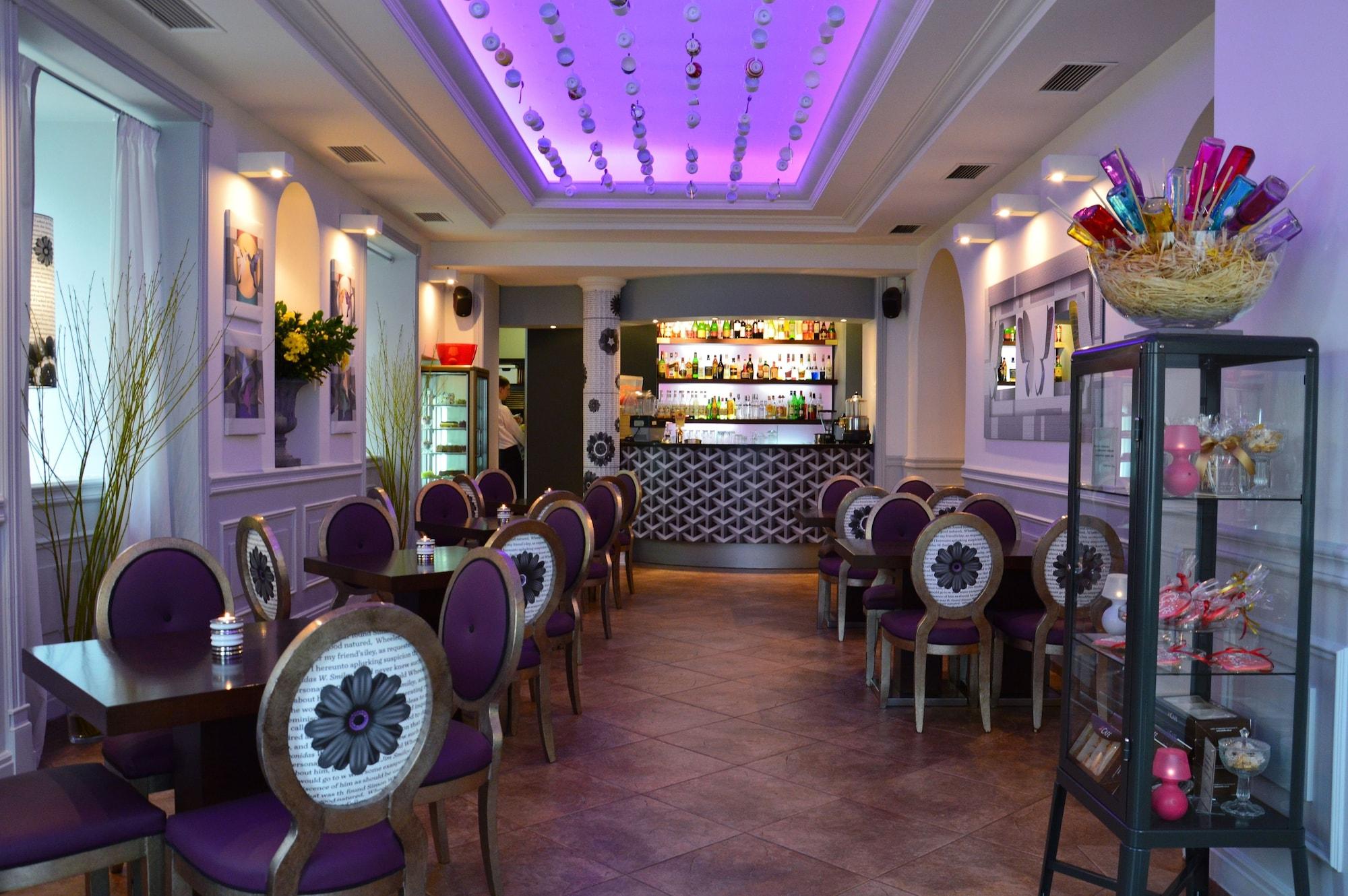 Varios Vanilla Hotel