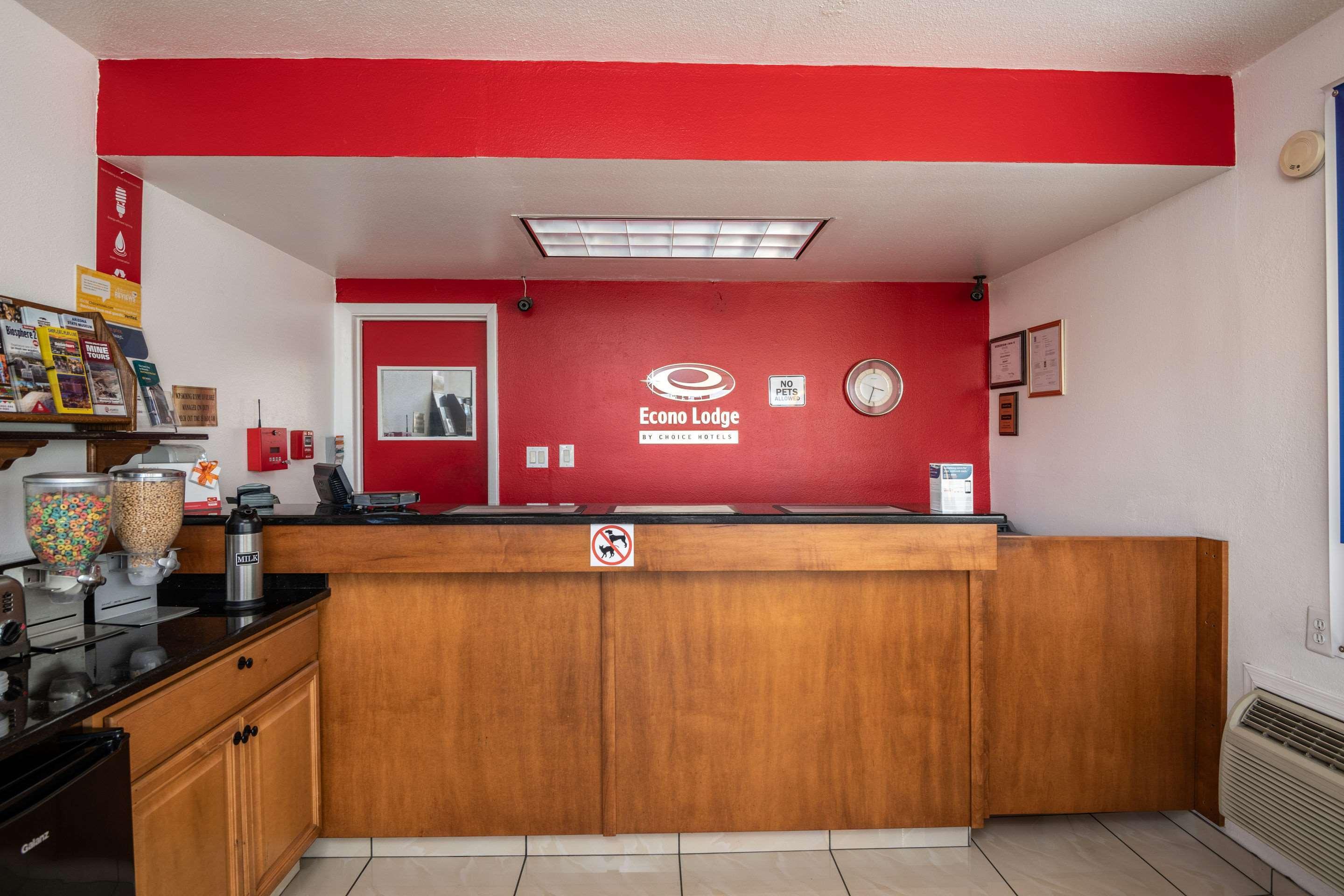 Vista Lobby Econo Lodge University